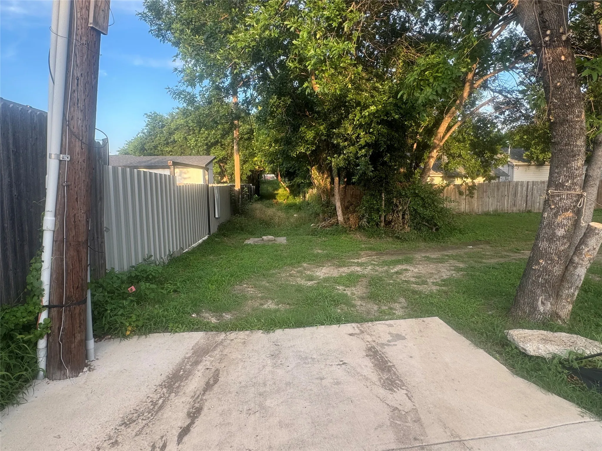 Improved Land For Sale in Tarrant County , 827 E Powell Avenue, Fort Worth, Texas 76104, 0, 0, Garage spaces, 0 Sqft, built in 0, mls#21292259, Real Estate Agent in Fort Worth, Homes For Sale in Tarrant county, Homes For Sale in Fort Worth, Realtor in Fort Worth Texas, Real Estate Brokerage Independent Realty Texas, Luminita Cordes Realtor