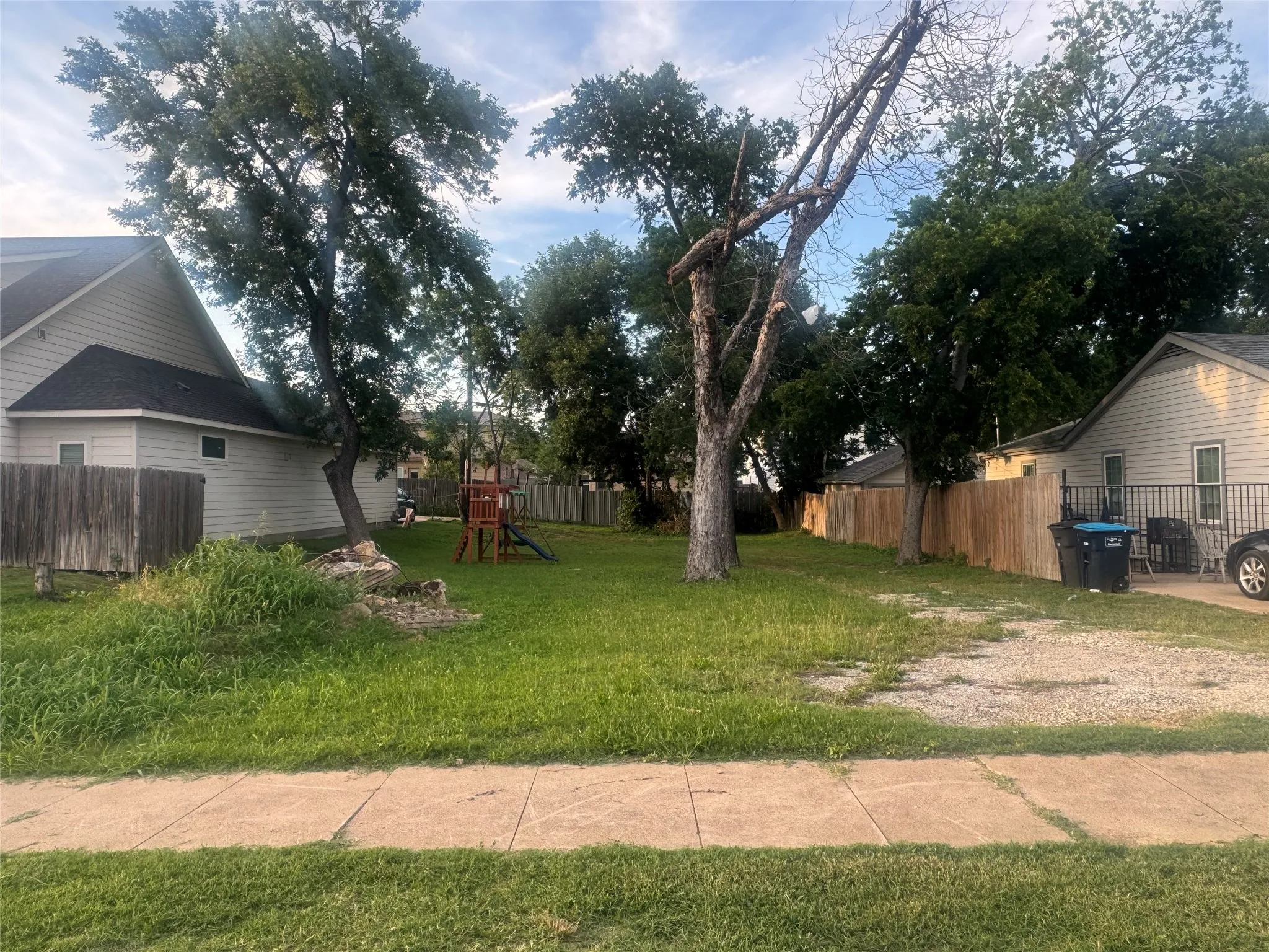 Improved Land For Sale in Tarrant County , 827 E Powell Avenue, Fort Worth, Texas 76104, 0, 0, Garage spaces, 0 Sqft, built in 0, mls#21292259, Real Estate Agent in Fort Worth, Homes For Sale in Tarrant county, Homes For Sale in Fort Worth, Realtor in Fort Worth Texas, Real Estate Brokerage Independent Realty Texas, Luminita Cordes Realtor