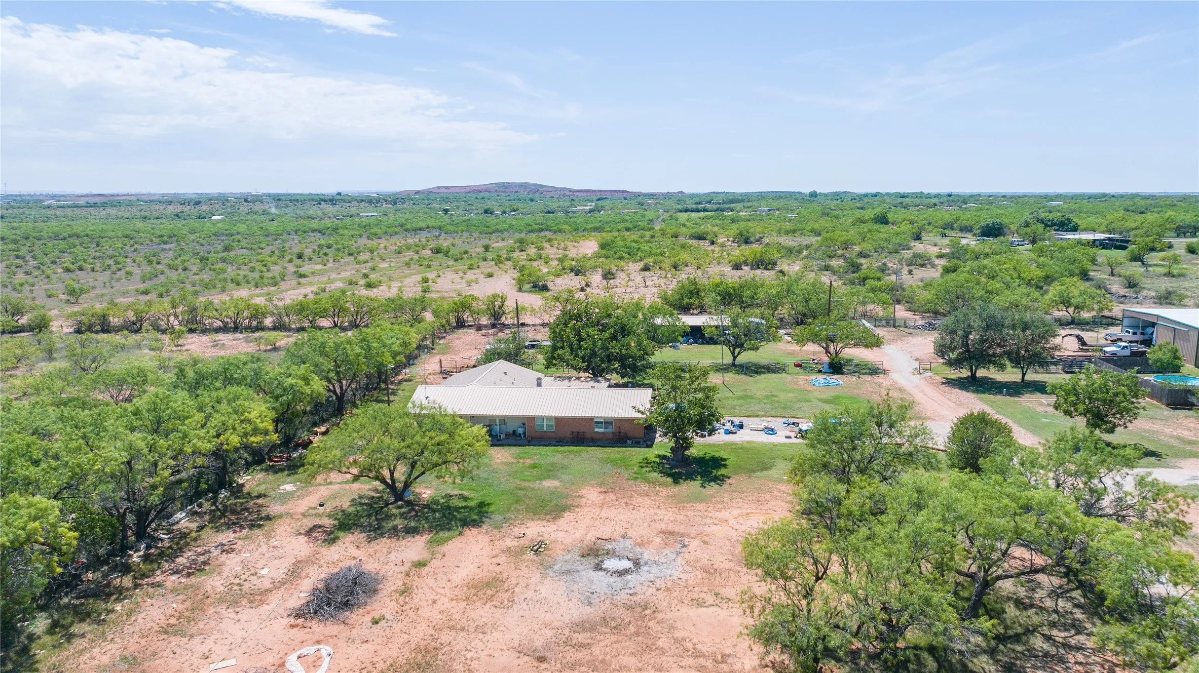 Single Family Residence For Sale in Jones County , 6702 W Lake Road, Abilene, Texas 79601, 4 Bedroom, 2 Bathroom, 2 Garage spaces, 3,227 Sqft, built in 1964, mls#21292271, Real Estate Agent in Abilene, Homes For Sale in Jones county, Homes For Sale in Abilene, Realtor in Abilene Texas, Real Estate Brokerage Independent Realty Texas, Luminita Cordes Realtor