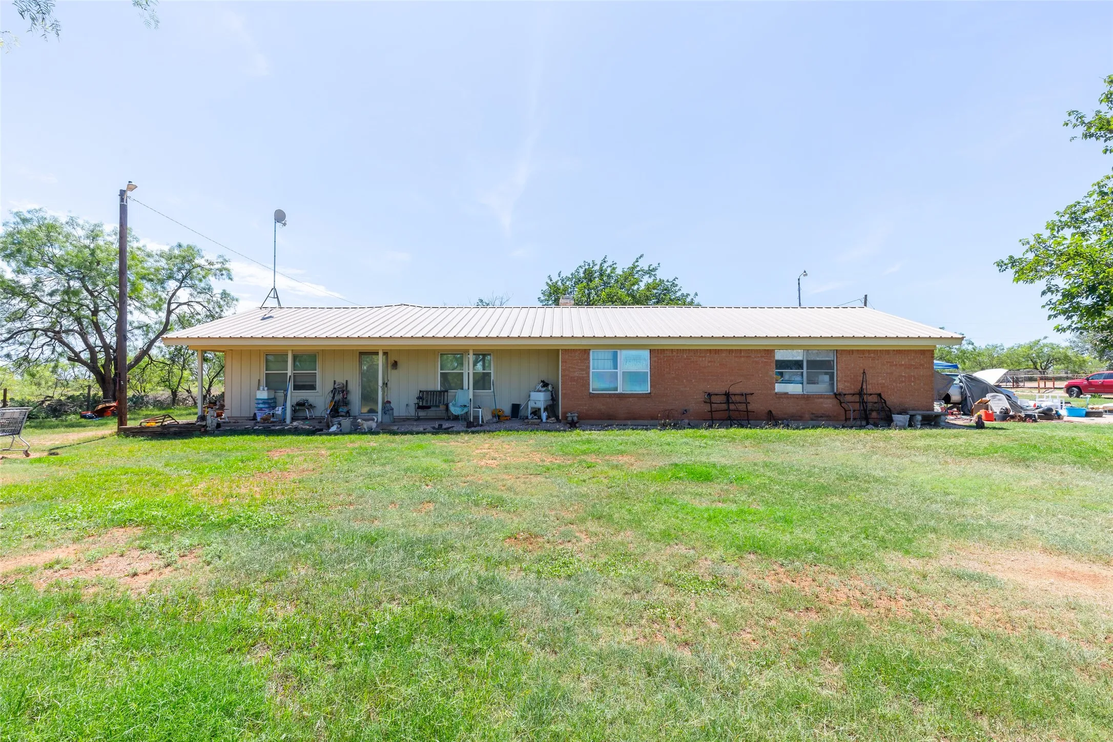 Single Family Residence For Sale in Jones County , 6702 W Lake Road, Abilene, Texas 79601, 4 Bedroom, 2 Bathroom, 2 Garage spaces, 3,227 Sqft, built in 1964, mls#21292271, Real Estate Agent in Abilene, Homes For Sale in Jones county, Homes For Sale in Abilene, Realtor in Abilene Texas, Real Estate Brokerage Independent Realty Texas, Luminita Cordes Realtor