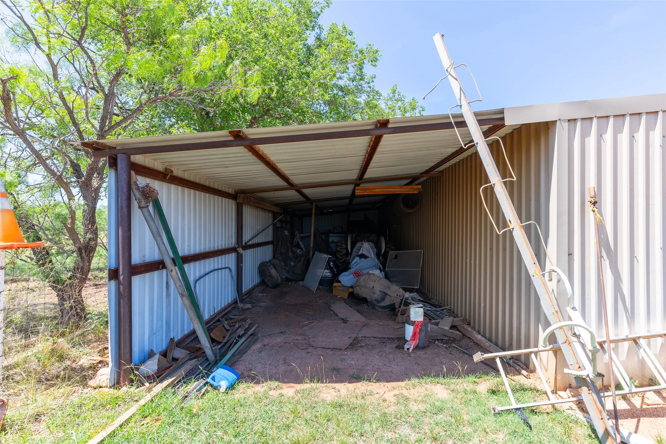 Single Family Residence For Sale in Jones County , 6702 W Lake Road, Abilene, Texas 79601, 4 Bedroom, 2 Bathroom, 2 Garage spaces, 3,227 Sqft, built in 1964, mls#21292271, Real Estate Agent in Abilene, Homes For Sale in Jones county, Homes For Sale in Abilene, Realtor in Abilene Texas, Real Estate Brokerage Independent Realty Texas, Luminita Cordes Realtor