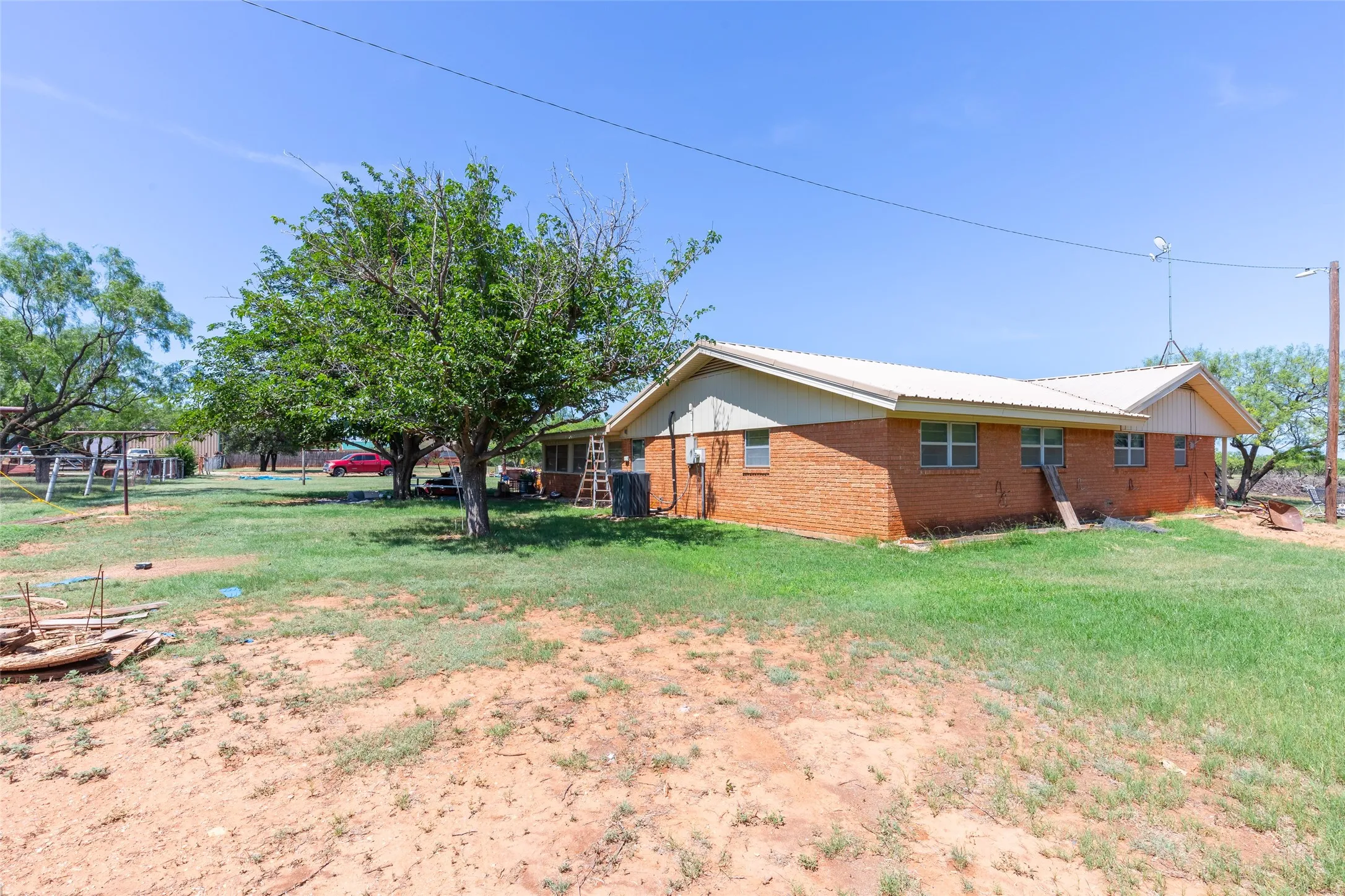 Single Family Residence For Sale in Jones County , 6702 W Lake Road, Abilene, Texas 79601, 4 Bedroom, 2 Bathroom, 2 Garage spaces, 3,227 Sqft, built in 1964, mls#21292271, Real Estate Agent in Abilene, Homes For Sale in Jones county, Homes For Sale in Abilene, Realtor in Abilene Texas, Real Estate Brokerage Independent Realty Texas, Luminita Cordes Realtor