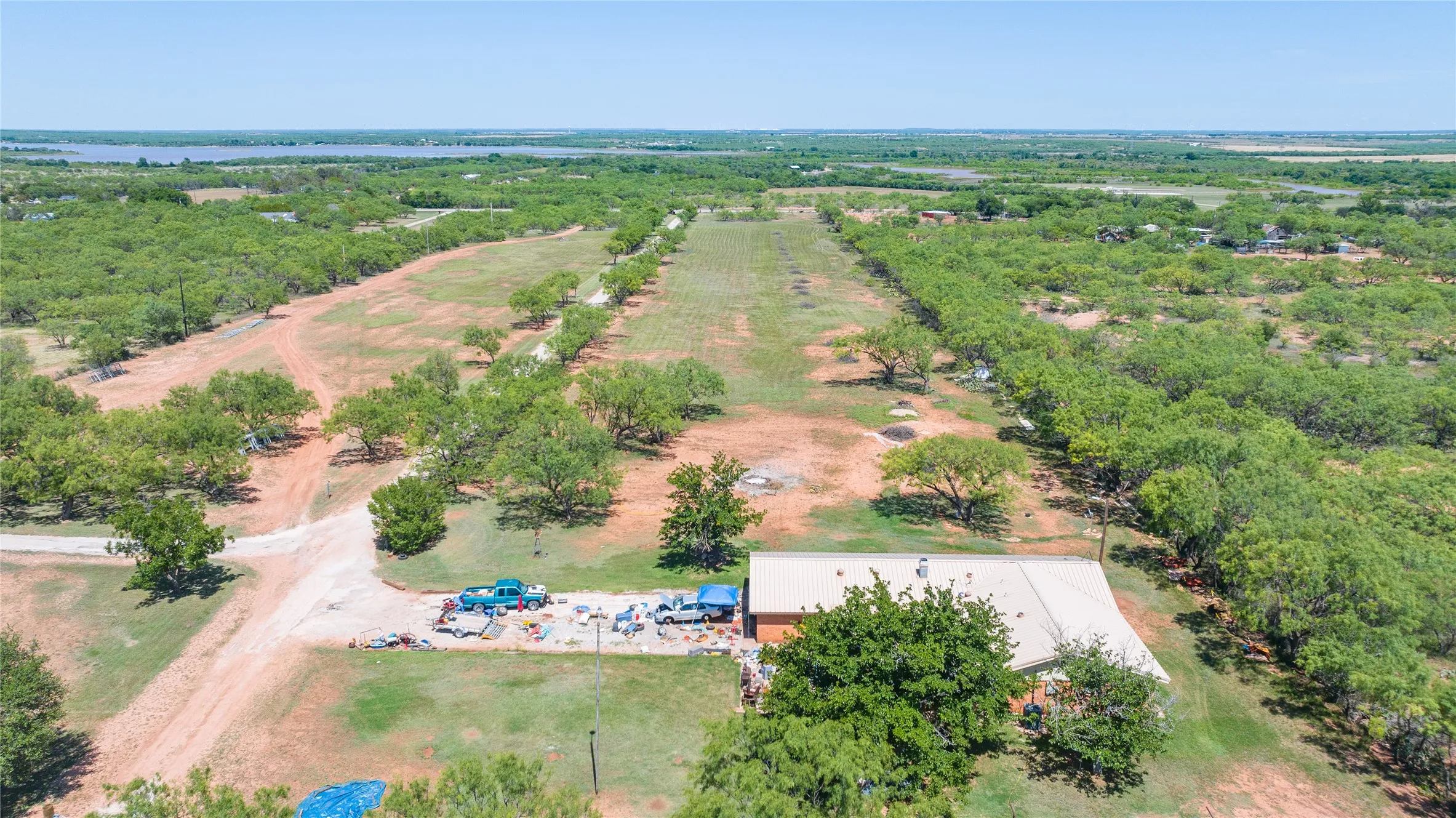 Single Family Residence For Sale in Jones County , 6702 W Lake Road, Abilene, Texas 79601, 4 Bedroom, 2 Bathroom, 2 Garage spaces, 3,227 Sqft, built in 1964, mls#21292271, Real Estate Agent in Abilene, Homes For Sale in Jones county, Homes For Sale in Abilene, Realtor in Abilene Texas, Real Estate Brokerage Independent Realty Texas, Luminita Cordes Realtor