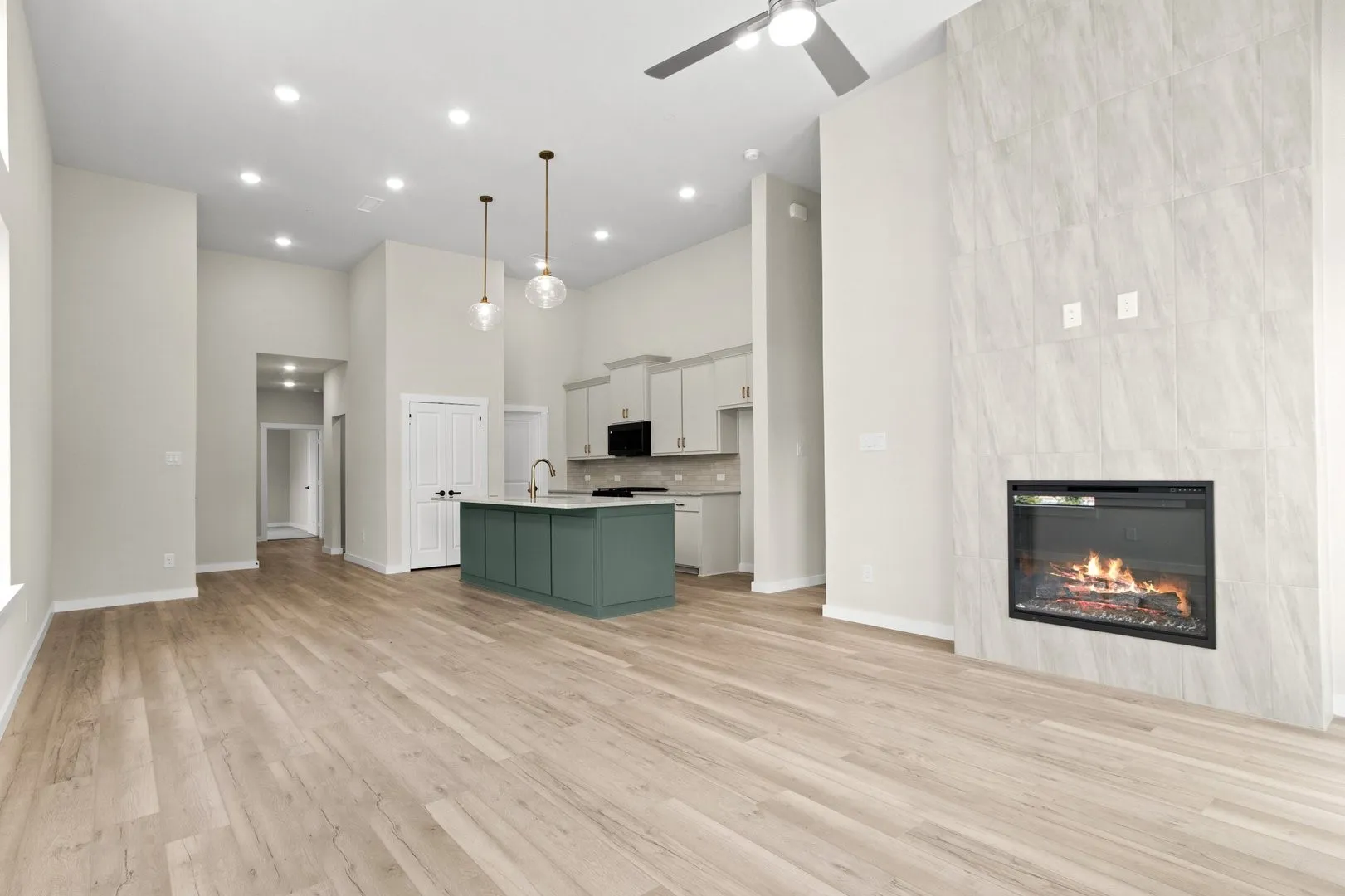 012-8609DelRioTrail-Wylie-TX-75098-Living.jpg-SMALL