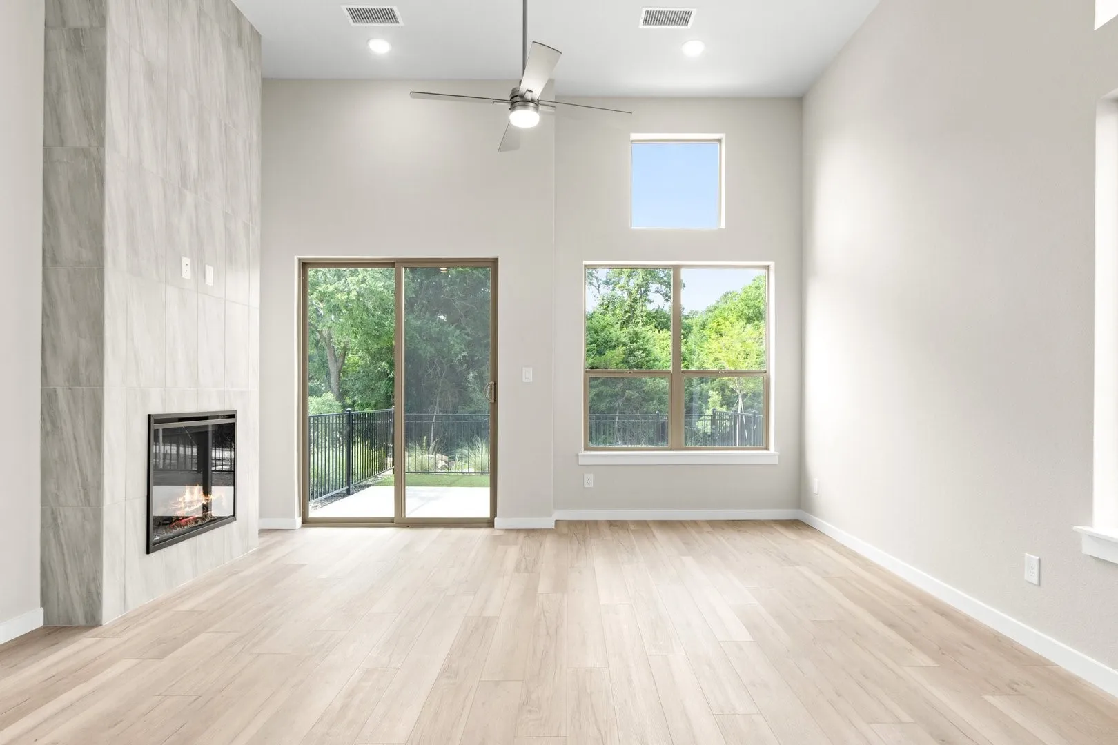 010-8609DelRioTrail-Wylie-TX-75098-Living.jpg-SMALL