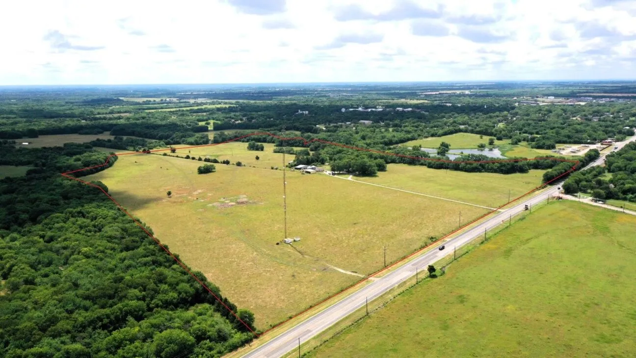 Farm For Sale in Grayson County , 18048 Us-69, Whitewright, Texas 75491, 4 Bedroom, 4 Bathroom, Garage spaces, 3,399 Sqft, built in 1972, Price $2,516,521, mls#21291432, Real Estate Agent in Whitewright, Homes For Sale in Grayson county, Homes For Sale in Whitewright, Realtor in Whitewright Texas, Real Estate Brokerage Independent Realty Texas, Luminita Cordes Realtor