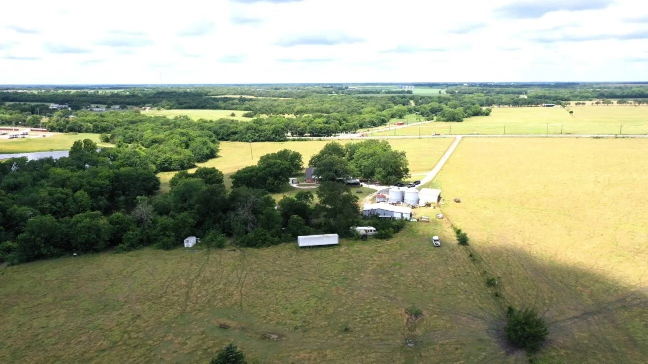 Farm For Sale in Grayson County , 18048 Us-69, Whitewright, Texas 75491, 4 Bedroom, 4 Bathroom, Garage spaces, 3,399 Sqft, built in 1972, Price $2,516,521, mls#21291432, Real Estate Agent in Whitewright, Homes For Sale in Grayson county, Homes For Sale in Whitewright, Realtor in Whitewright Texas, Real Estate Brokerage Independent Realty Texas, Luminita Cordes Realtor
