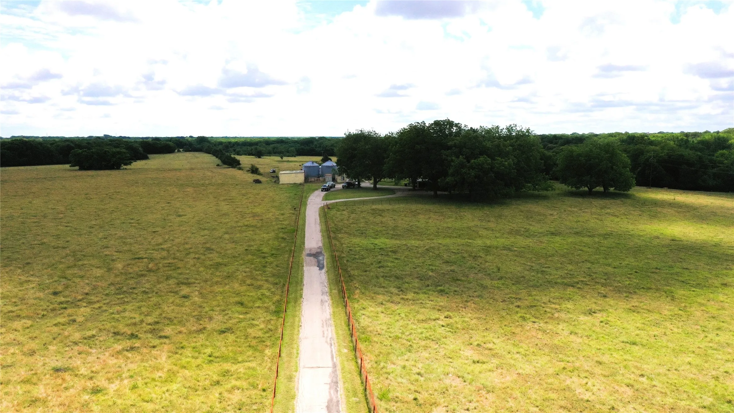 Farm For Sale in Grayson County , 18048 Us-69, Whitewright, Texas 75491, 4 Bedroom, 4 Bathroom, Garage spaces, 3,399 Sqft, built in 1972, Price $2,516,521, mls#21291432, Real Estate Agent in Whitewright, Homes For Sale in Grayson county, Homes For Sale in Whitewright, Realtor in Whitewright Texas, Real Estate Brokerage Independent Realty Texas, Luminita Cordes Realtor