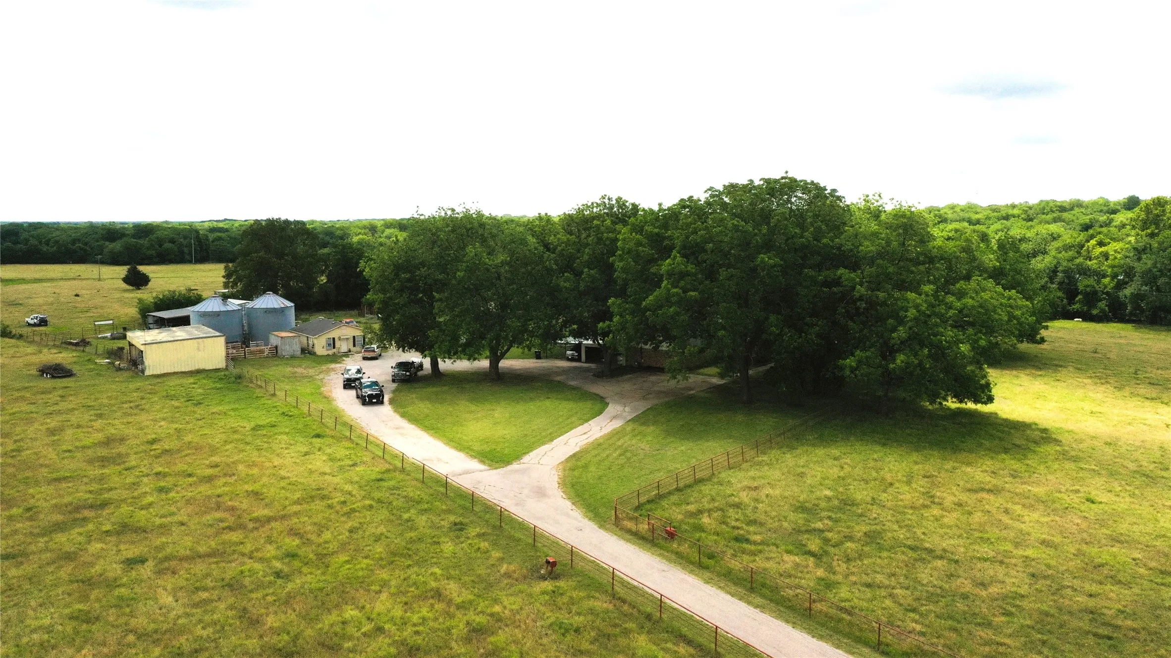 Farm For Sale in Grayson County , 18048 Us-69, Whitewright, Texas 75491, 4 Bedroom, 4 Bathroom, Garage spaces, 3,399 Sqft, built in 1972, Price $2,516,521, mls#21291432, Real Estate Agent in Whitewright, Homes For Sale in Grayson county, Homes For Sale in Whitewright, Realtor in Whitewright Texas, Real Estate Brokerage Independent Realty Texas, Luminita Cordes Realtor