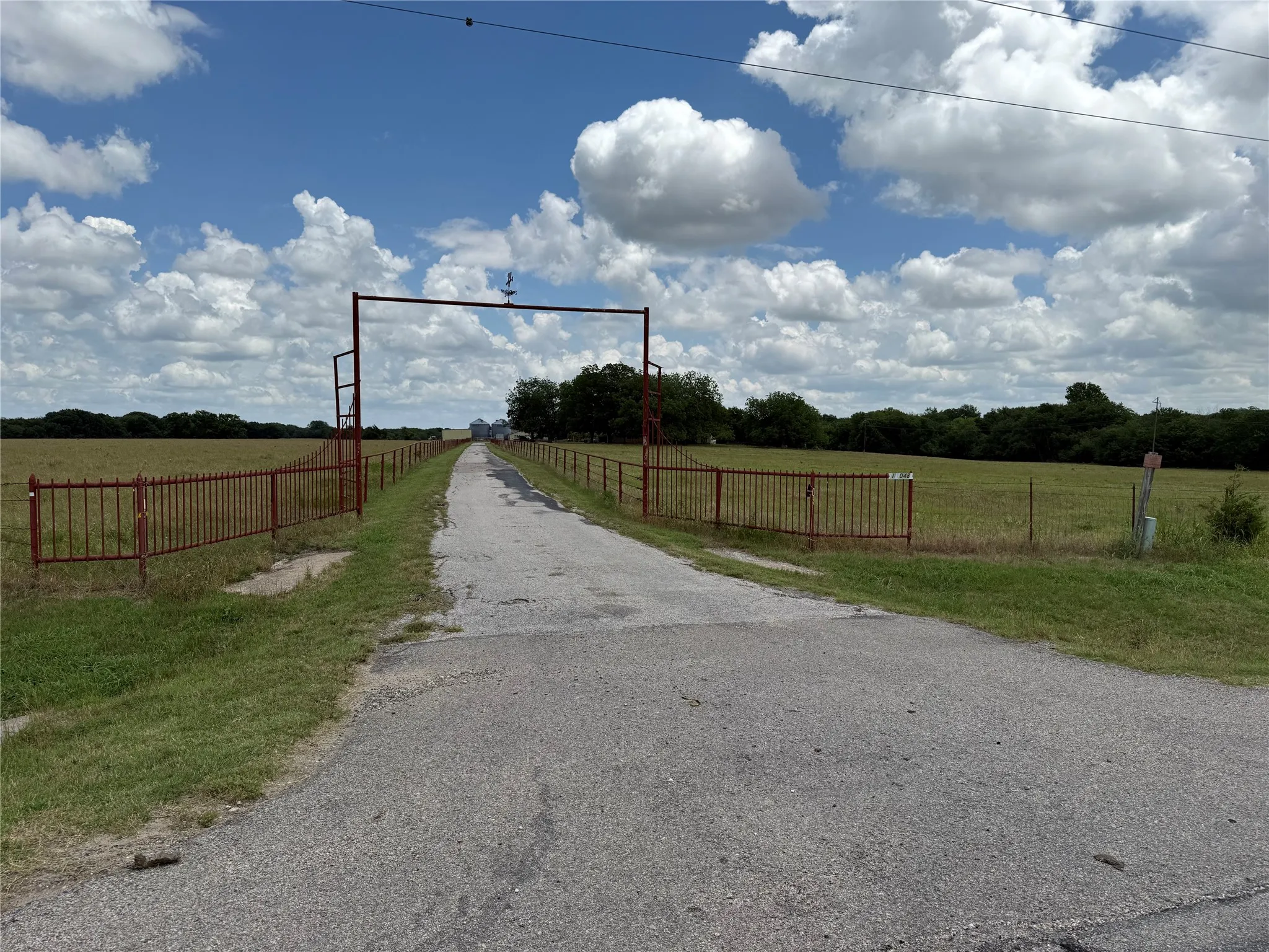Farm For Sale in Grayson County , 18048 Us-69, Whitewright, Texas 75491, 4 Bedroom, 4 Bathroom, Garage spaces, 3,399 Sqft, built in 1972, Price $2,516,521, mls#21291432, Real Estate Agent in Whitewright, Homes For Sale in Grayson county, Homes For Sale in Whitewright, Realtor in Whitewright Texas, Real Estate Brokerage Independent Realty Texas, Luminita Cordes Realtor