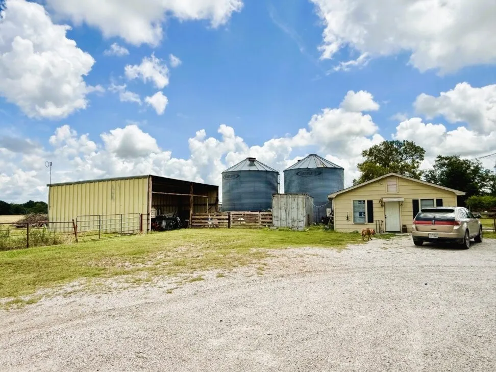 Farm For Sale in Grayson County , 18048 Us-69, Whitewright, Texas 75491, 4 Bedroom, 4 Bathroom, Garage spaces, 3,399 Sqft, built in 1972, Price $2,516,521, mls#21291432, Real Estate Agent in Whitewright, Homes For Sale in Grayson county, Homes For Sale in Whitewright, Realtor in Whitewright Texas, Real Estate Brokerage Independent Realty Texas, Luminita Cordes Realtor