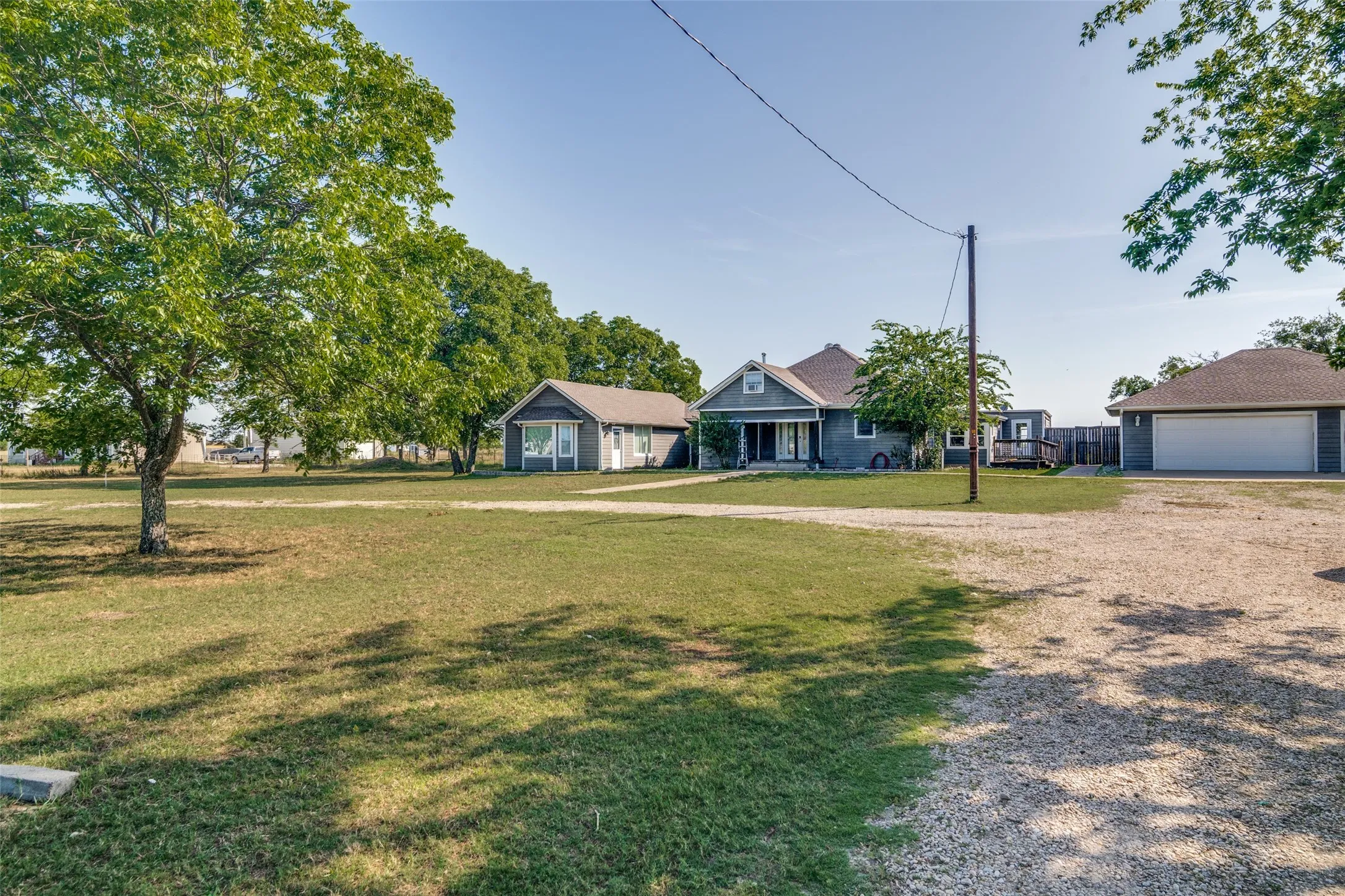 Single Family Residence For Sale in Kaufman County , 8201 County Road 148, Kaufman, Texas 75142, 5 Bedroom, 2 Bathroom, 3 Garage spaces, 3,100 Sqft, built in 1970, mls#21291268, Real Estate Agent in Kaufman, Homes For Sale in Kaufman county, Homes For Sale in Kaufman, Realtor in Kaufman Texas, Real Estate Brokerage Independent Realty Texas, Luminita Cordes Realtor