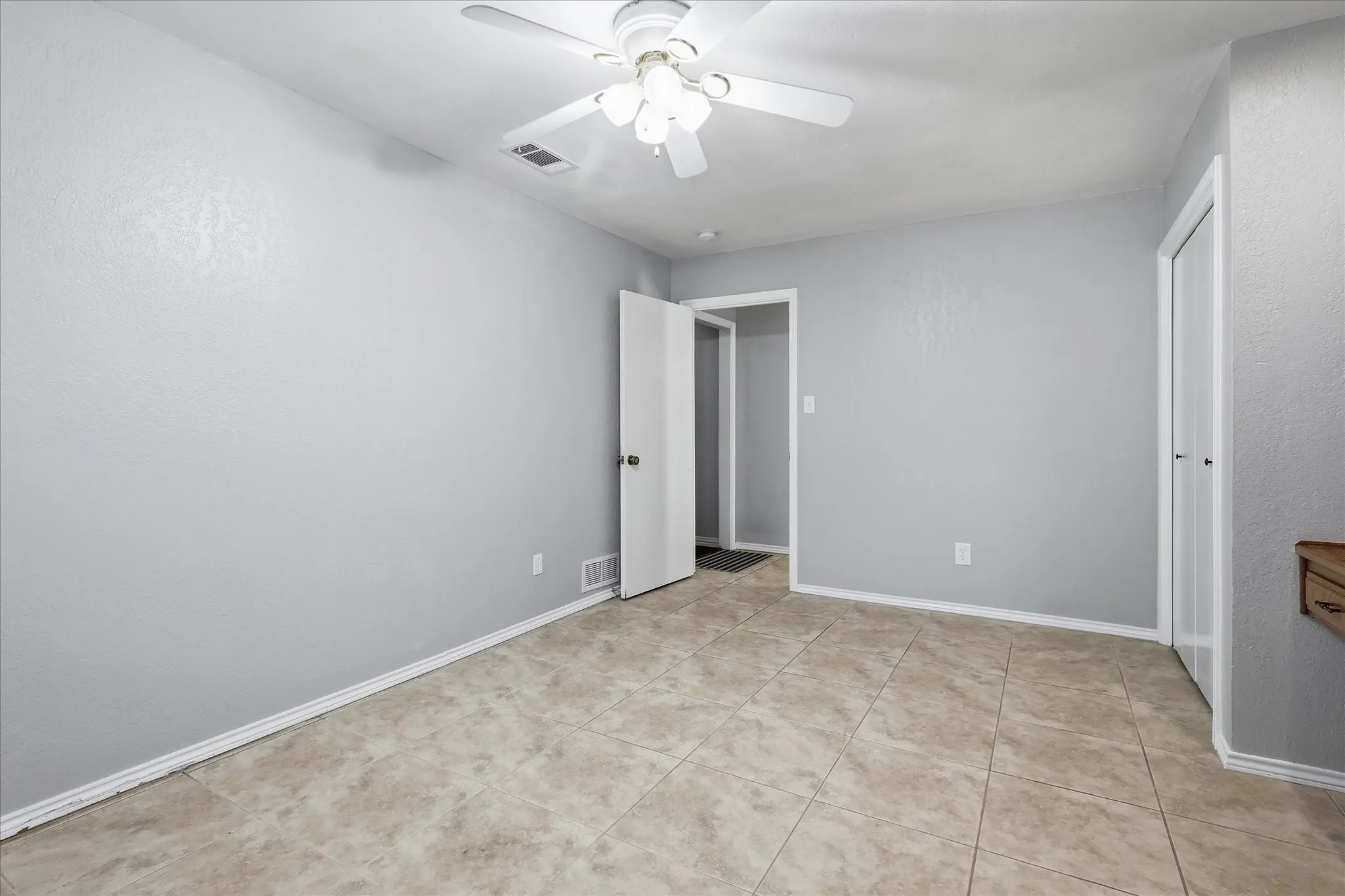 Single Family Residence For Sale in Tarrant County , 2008 Iron Horse Court, Arlington, Texas 76017, 4 Bedroom, 3 Bathroom, 2 Garage spaces, 2,526 Sqft, built in 1979, mls#21284878, Real Estate Agent in Arlington, Homes For Sale in Tarrant county, Homes For Sale in Arlington, Realtor in Arlington Texas, Real Estate Brokerage Independent Realty Texas, Luminita Cordes Realtor