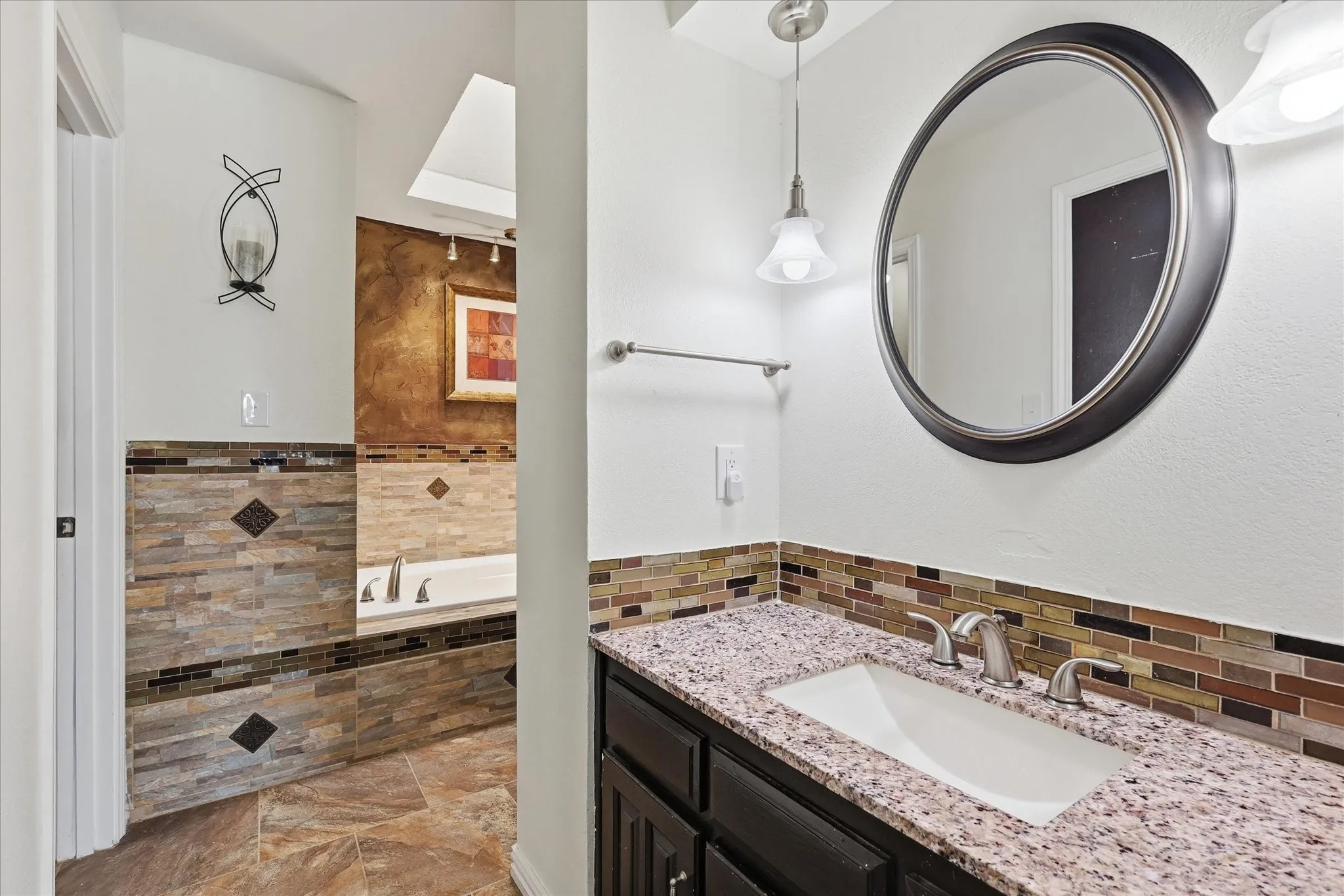 Single Family Residence For Sale in Tarrant County , 2008 Iron Horse Court, Arlington, Texas 76017, 4 Bedroom, 3 Bathroom, 2 Garage spaces, 2,526 Sqft, built in 1979, mls#21284878, Real Estate Agent in Arlington, Homes For Sale in Tarrant county, Homes For Sale in Arlington, Realtor in Arlington Texas, Real Estate Brokerage Independent Realty Texas, Luminita Cordes Realtor