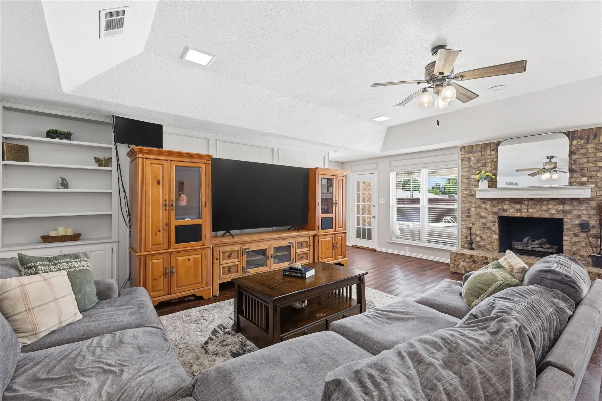 Single Family Residence For Sale in Tarrant County , 2008 Iron Horse Court, Arlington, Texas 76017, 4 Bedroom, 3 Bathroom, 2 Garage spaces, 2,526 Sqft, built in 1979, mls#21284878, Real Estate Agent in Arlington, Homes For Sale in Tarrant county, Homes For Sale in Arlington, Realtor in Arlington Texas, Real Estate Brokerage Independent Realty Texas, Luminita Cordes Realtor