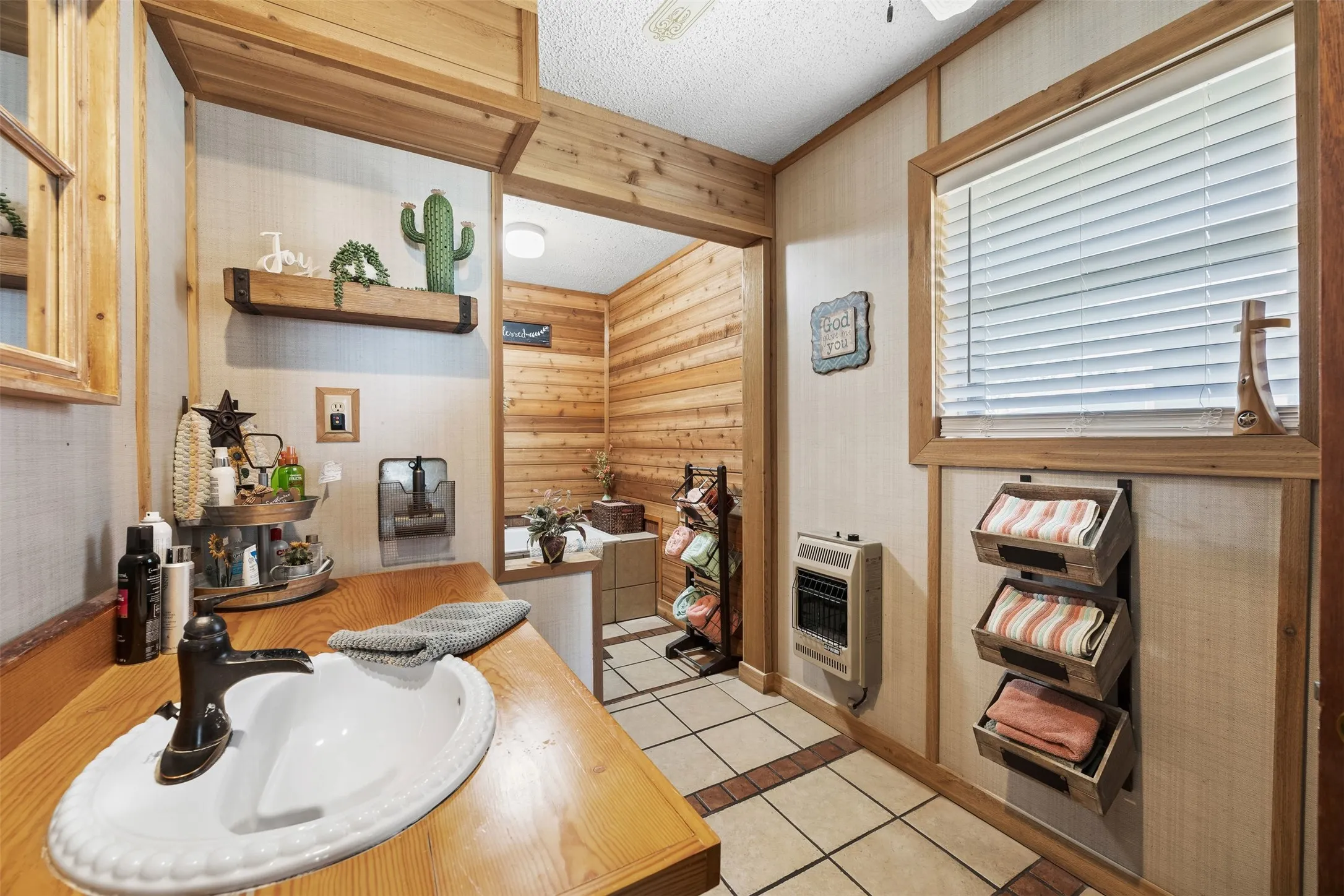 Farm For Sale in Ellis County , 2073 Fm 1182, Ennis, Texas 75119, 3 Bedrooms, 2 Bathrooms, Garage spaces, 1,700 Sqft, built in 1977, Price $750,000, mls#21288459, Real Estate Agent in Ennis, Homes For Sale in Ellis county, Homes For Sale in Ennis, Realtor in Ennis Texas, Real Estate Brokerage Independent Realty Texas, Luminita Cordes Realtor
