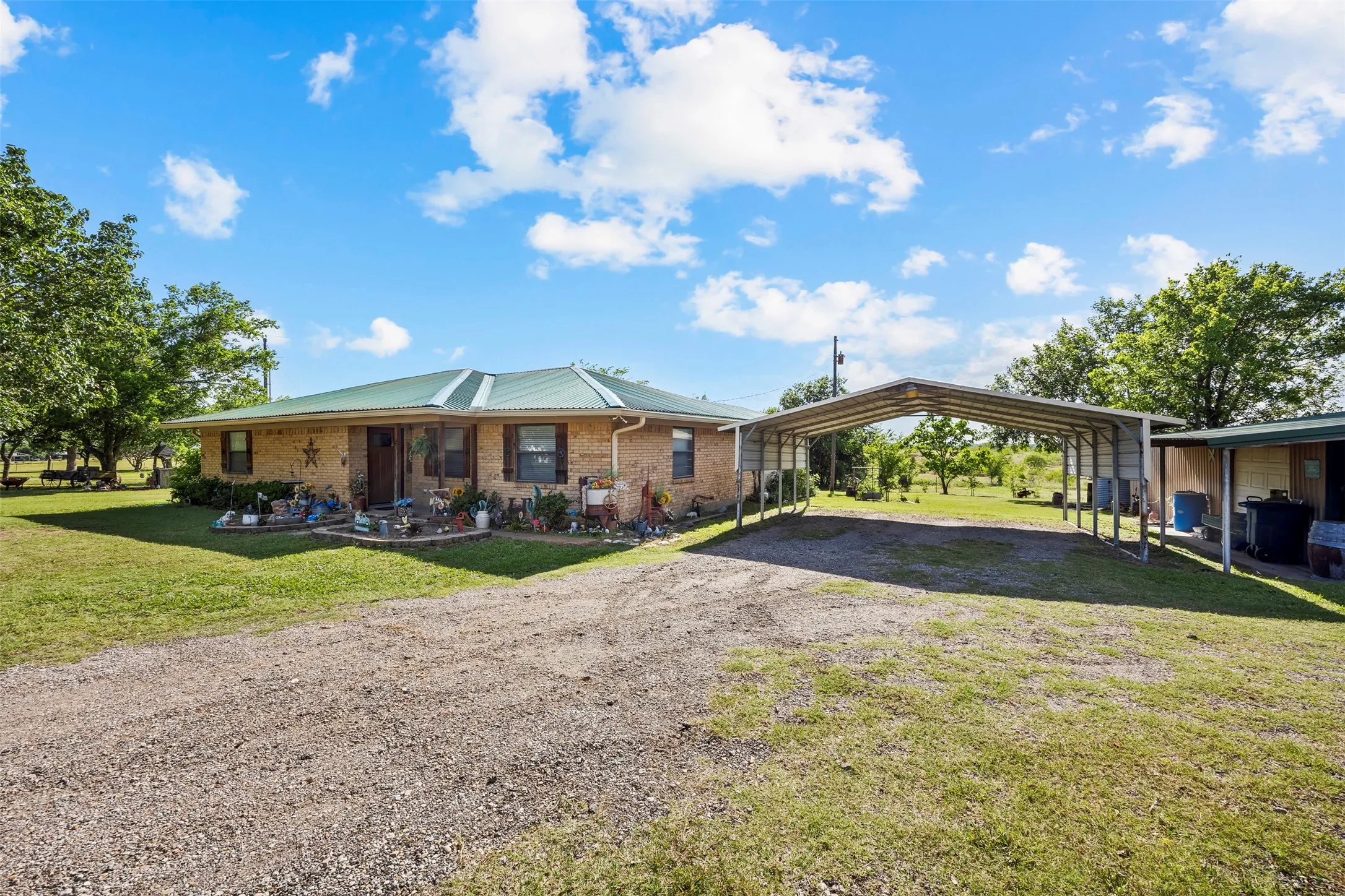 Farm For Sale in Ellis County , 2073 Fm 1182, Ennis, Texas 75119, 3 Bedrooms, 2 Bathrooms, Garage spaces, 1,700 Sqft, built in 1977, Price $750,000, mls#21288459, Real Estate Agent in Ennis, Homes For Sale in Ellis county, Homes For Sale in Ennis, Realtor in Ennis Texas, Real Estate Brokerage Independent Realty Texas, Luminita Cordes Realtor