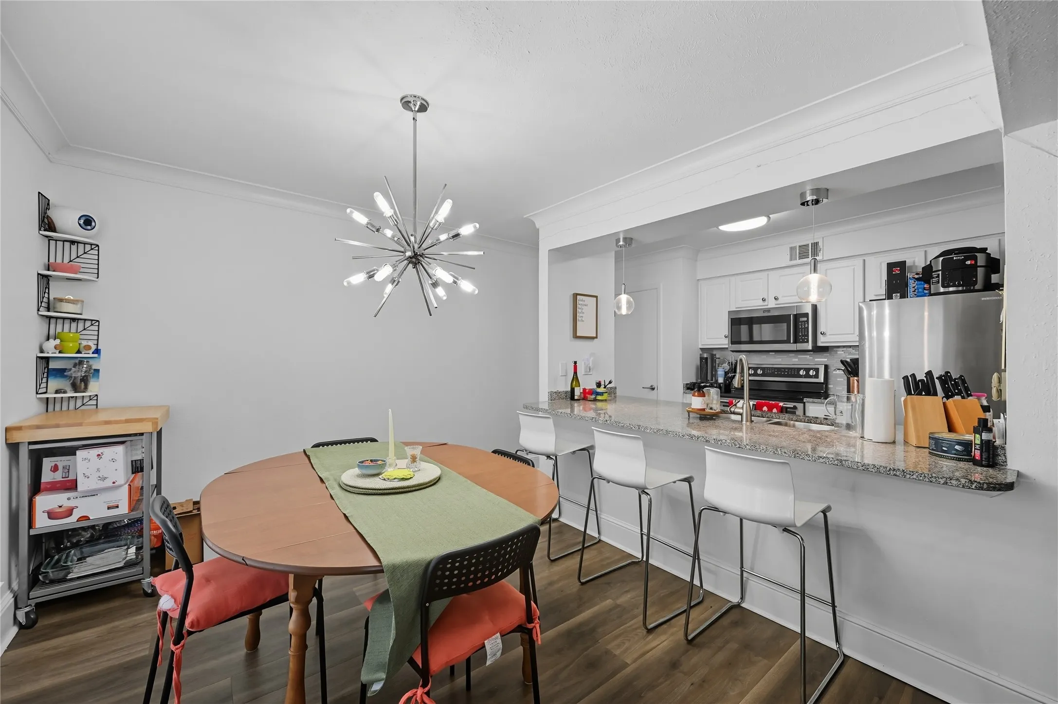 Condominium For Sale in Dallas County , 5927 E University Boulevard 221, Dallas, Texas 75206, 2 Bedroom, 2 Bathroom, Garage spaces, 1,118 Sqft, built in 1964, mls#21292331, Real Estate Agent in Dallas, Homes For Sale in Dallas county, Homes For Sale in Dallas, Realtor in Dallas Texas, Real Estate Brokerage Independent Realty Texas, Luminita Cordes Realtor