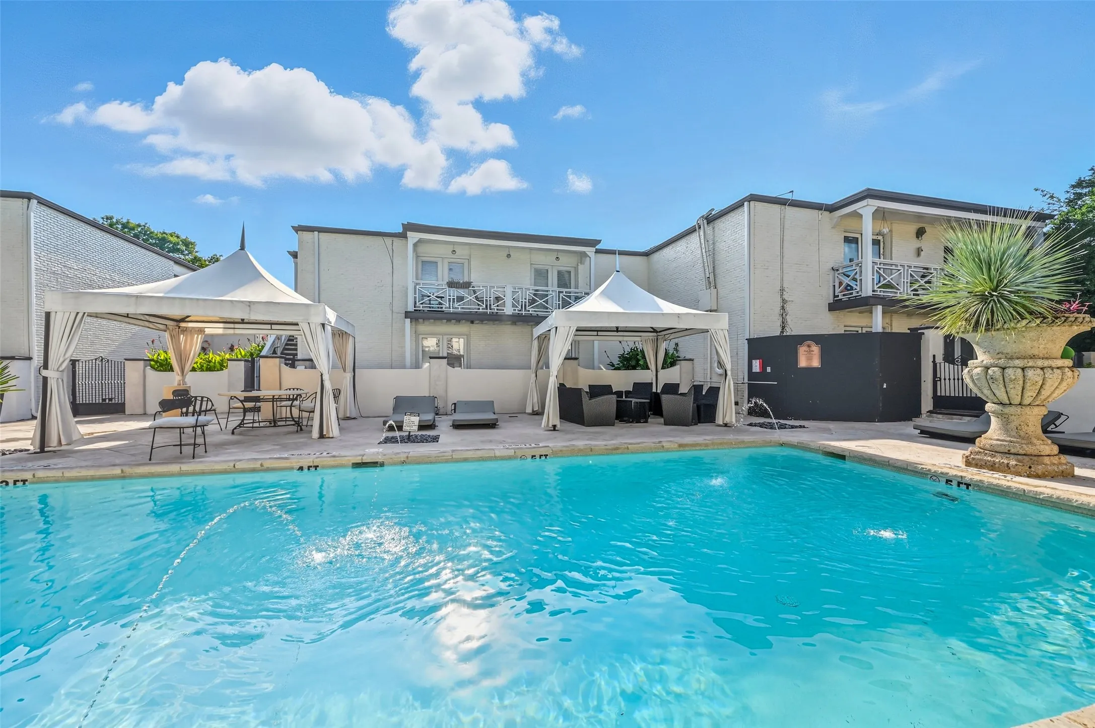Condominium For Sale in Dallas County , 5927 E University Boulevard 221, Dallas, Texas 75206, 2 Bedroom, 2 Bathroom, Garage spaces, 1,118 Sqft, built in 1964, mls#21292331, Real Estate Agent in Dallas, Homes For Sale in Dallas county, Homes For Sale in Dallas, Realtor in Dallas Texas, Real Estate Brokerage Independent Realty Texas, Luminita Cordes Realtor