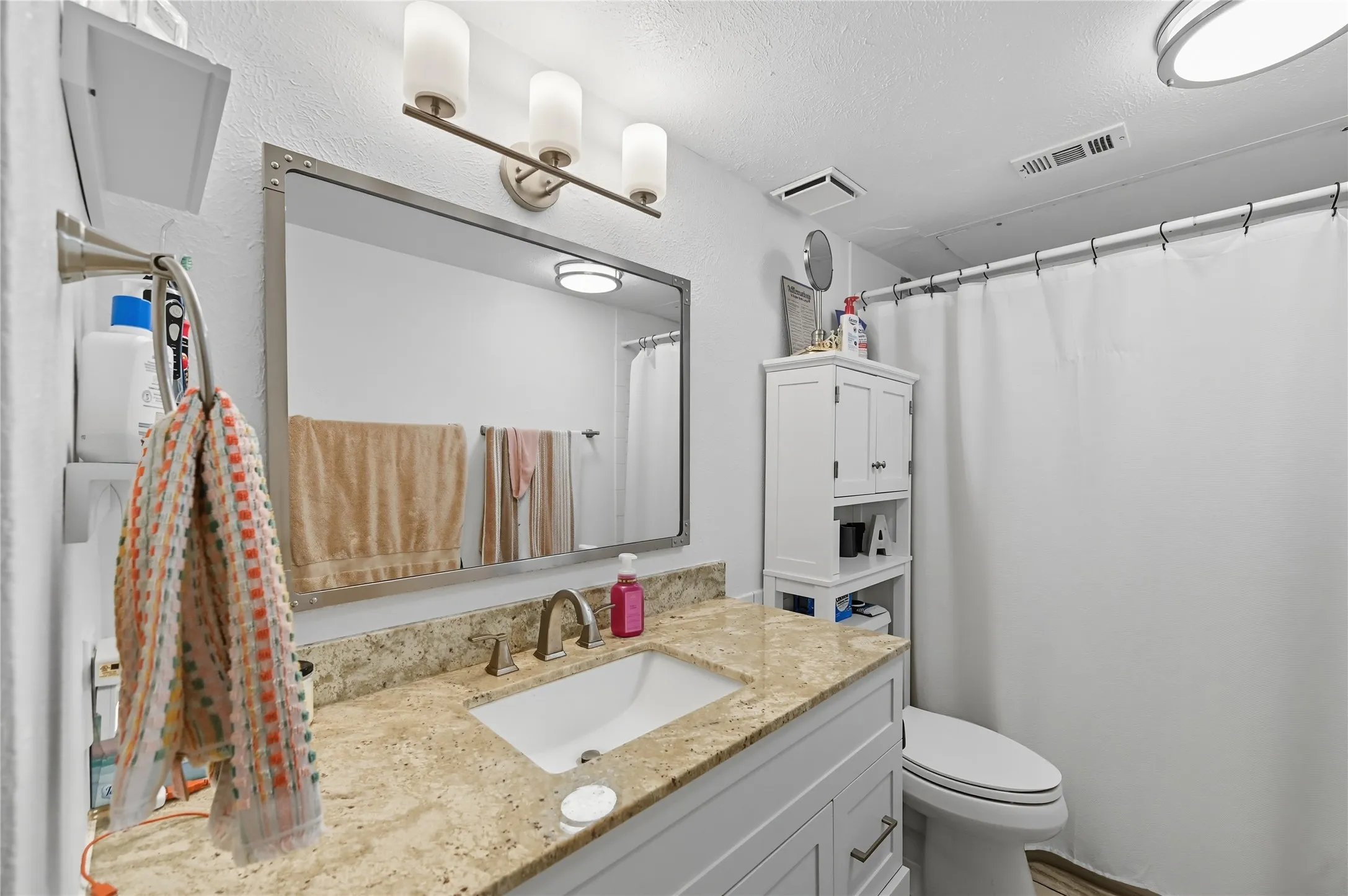 Condominium For Sale in Dallas County , 5927 E University Boulevard 221, Dallas, Texas 75206, 2 Bedroom, 2 Bathroom, Garage spaces, 1,118 Sqft, built in 1964, mls#21292331, Real Estate Agent in Dallas, Homes For Sale in Dallas county, Homes For Sale in Dallas, Realtor in Dallas Texas, Real Estate Brokerage Independent Realty Texas, Luminita Cordes Realtor