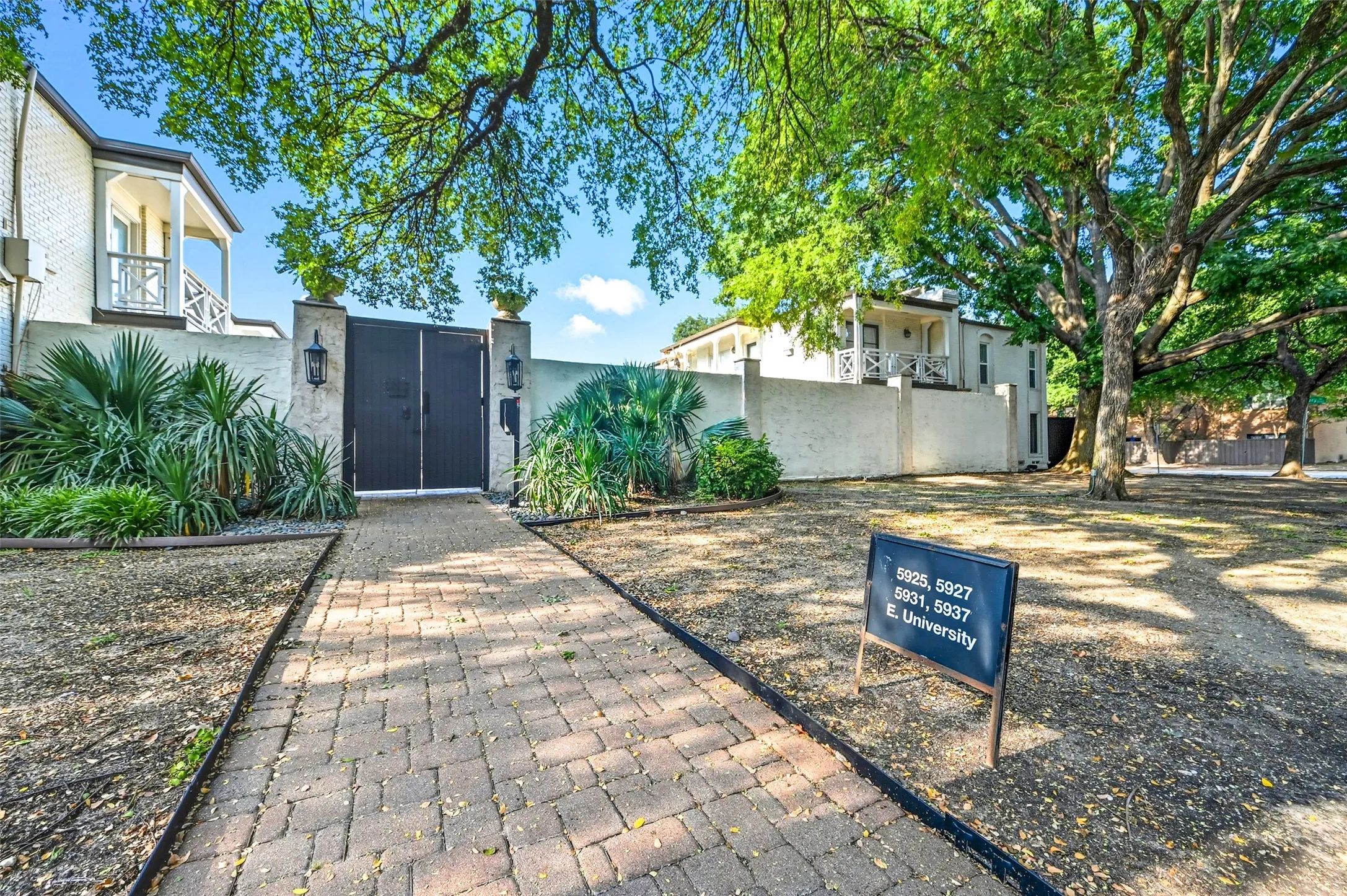 Condominium For Sale in Dallas County , 5927 E University Boulevard 221, Dallas, Texas 75206, 2 Bedroom, 2 Bathroom, Garage spaces, 1,118 Sqft, built in 1964, mls#21292331, Real Estate Agent in Dallas, Homes For Sale in Dallas county, Homes For Sale in Dallas, Realtor in Dallas Texas, Real Estate Brokerage Independent Realty Texas, Luminita Cordes Realtor