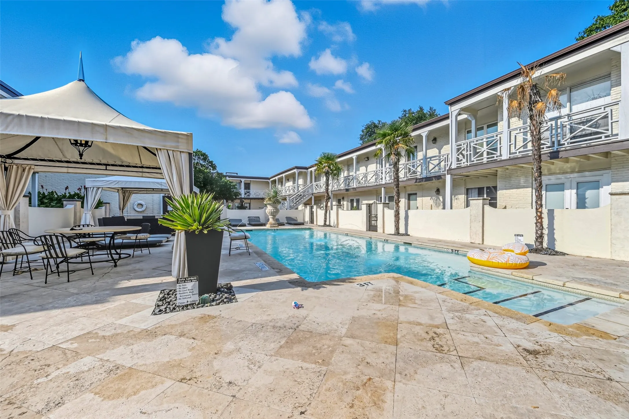 Condominium For Sale in Dallas County , 5927 E University Boulevard 221, Dallas, Texas 75206, 2 Bedroom, 2 Bathroom, Garage spaces, 1,118 Sqft, built in 1964, mls#21292331, Real Estate Agent in Dallas, Homes For Sale in Dallas county, Homes For Sale in Dallas, Realtor in Dallas Texas, Real Estate Brokerage Independent Realty Texas, Luminita Cordes Realtor