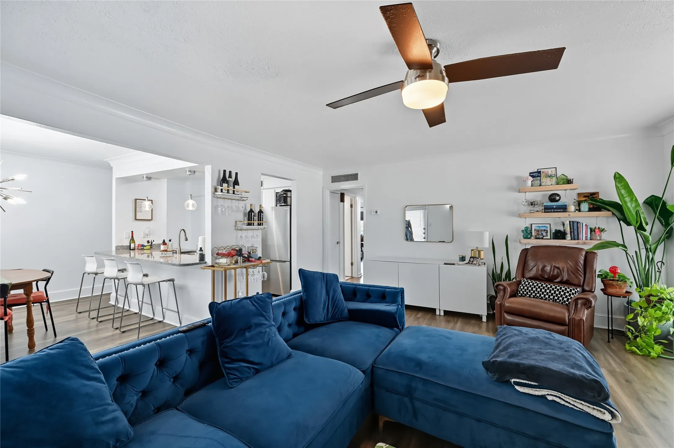 Condominium For Sale in Dallas County , 5927 E University Boulevard 221, Dallas, Texas 75206, 2 Bedroom, 2 Bathroom, Garage spaces, 1,118 Sqft, built in 1964, mls#21292331, Real Estate Agent in Dallas, Homes For Sale in Dallas county, Homes For Sale in Dallas, Realtor in Dallas Texas, Real Estate Brokerage Independent Realty Texas, Luminita Cordes Realtor