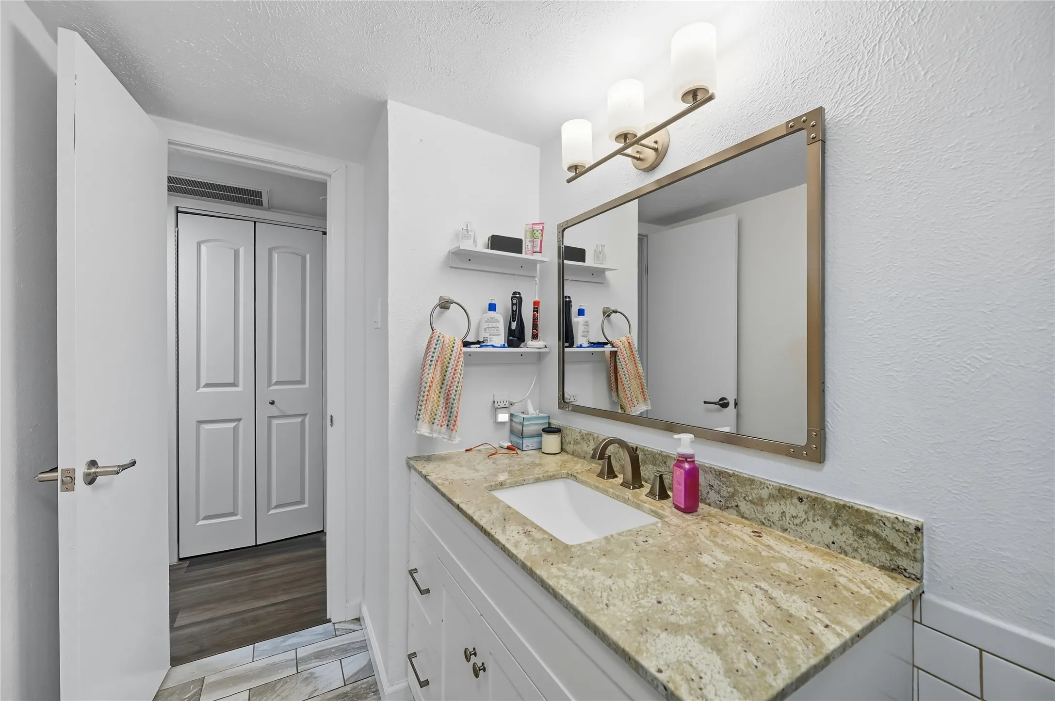 Condominium For Sale in Dallas County , 5927 E University Boulevard 221, Dallas, Texas 75206, 2 Bedroom, 2 Bathroom, Garage spaces, 1,118 Sqft, built in 1964, mls#21292331, Real Estate Agent in Dallas, Homes For Sale in Dallas county, Homes For Sale in Dallas, Realtor in Dallas Texas, Real Estate Brokerage Independent Realty Texas, Luminita Cordes Realtor