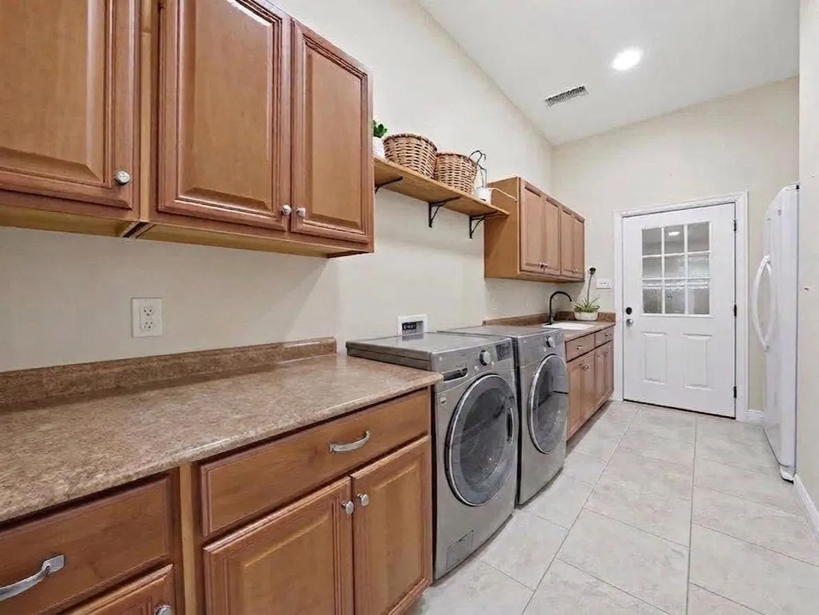 Single Family Residence For Sale in Henderson County , 7811 Angelina Drive, Athens, Texas 75752, 4 Bedroom, 3 Bathroom, 3 Garage spaces, 3,391 Sqft, built in 2012, mls#21292344, Real Estate Agent in Athens, Homes For Sale in Henderson county, Homes For Sale in Athens, Realtor in Athens Texas, Real Estate Brokerage Independent Realty Texas, Luminita Cordes Realtor