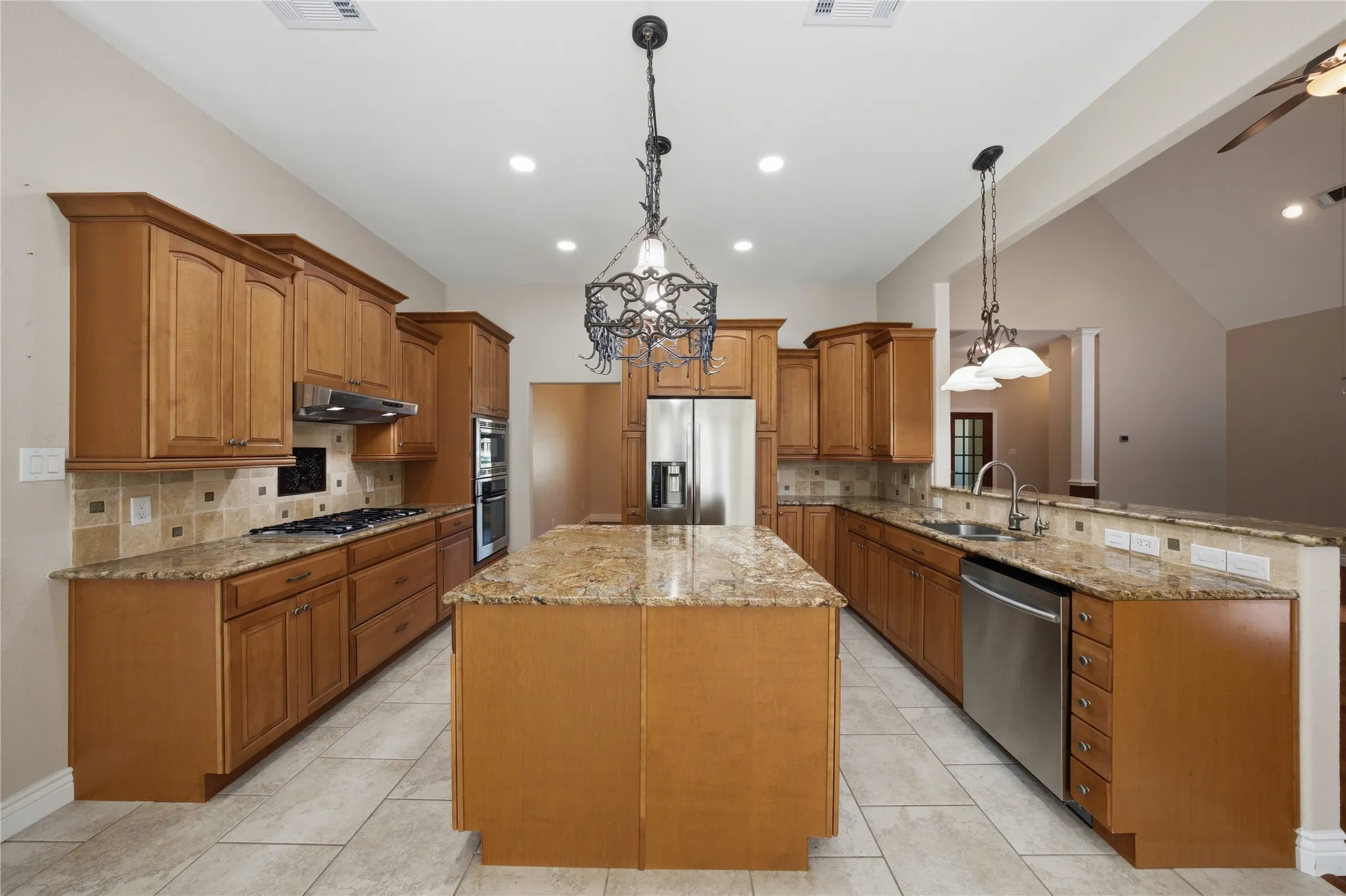 Single Family Residence For Sale in Henderson County , 7811 Angelina Drive, Athens, Texas 75752, 4 Bedroom, 3 Bathroom, 3 Garage spaces, 3,391 Sqft, built in 2012, mls#21292344, Real Estate Agent in Athens, Homes For Sale in Henderson county, Homes For Sale in Athens, Realtor in Athens Texas, Real Estate Brokerage Independent Realty Texas, Luminita Cordes Realtor