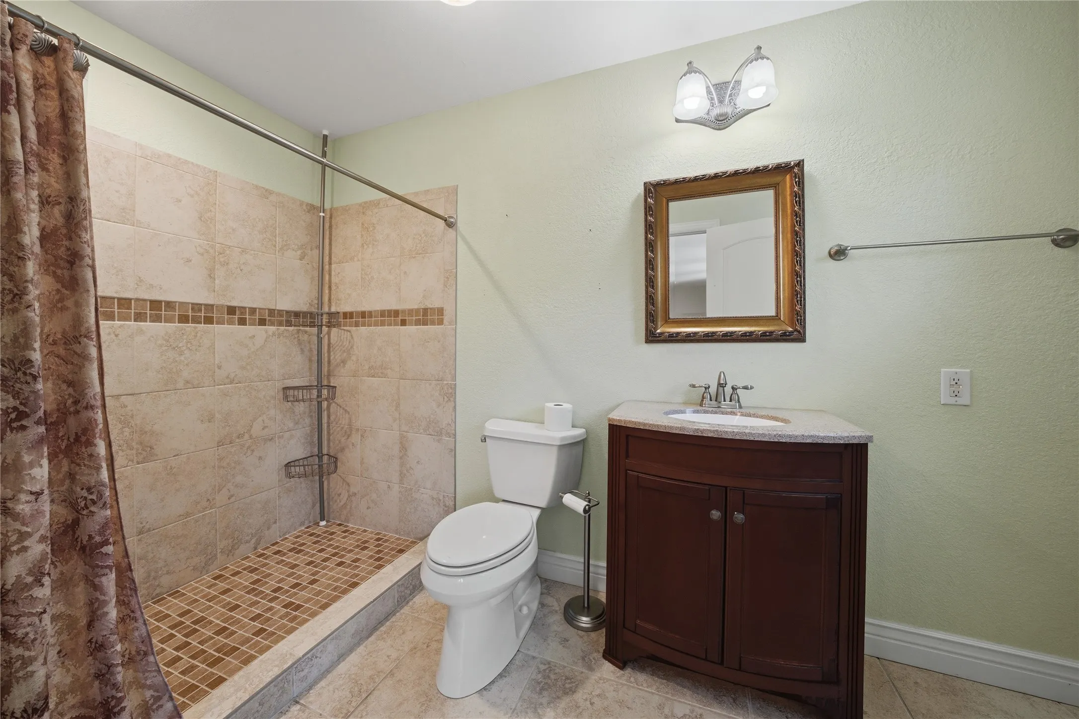 Full bath off game room
