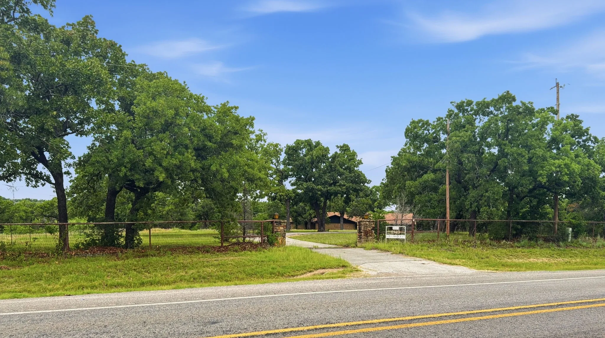 Single Family Residence For Sale in Young County , 1665 US Highway 380 E, Graham, Texas 76450, 4 Bedroom, 3 Bathroom, 1 Garage spaces, 3,224 Sqft, built in 1970, mls#21276477, Real Estate Agent in Graham, Homes For Sale in Young county, Homes For Sale in Graham, Realtor in Graham Texas, Real Estate Brokerage Independent Realty Texas, Luminita Cordes Realtor