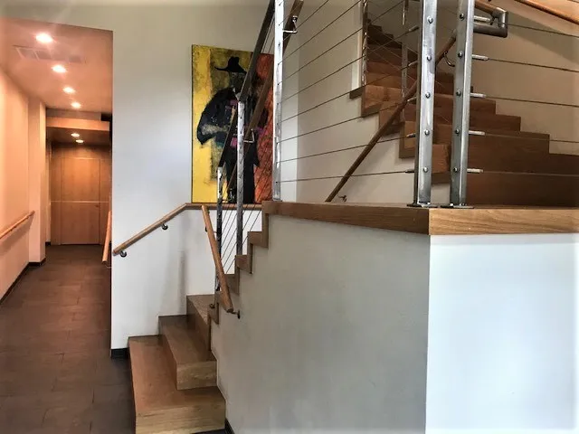 Also has elevator