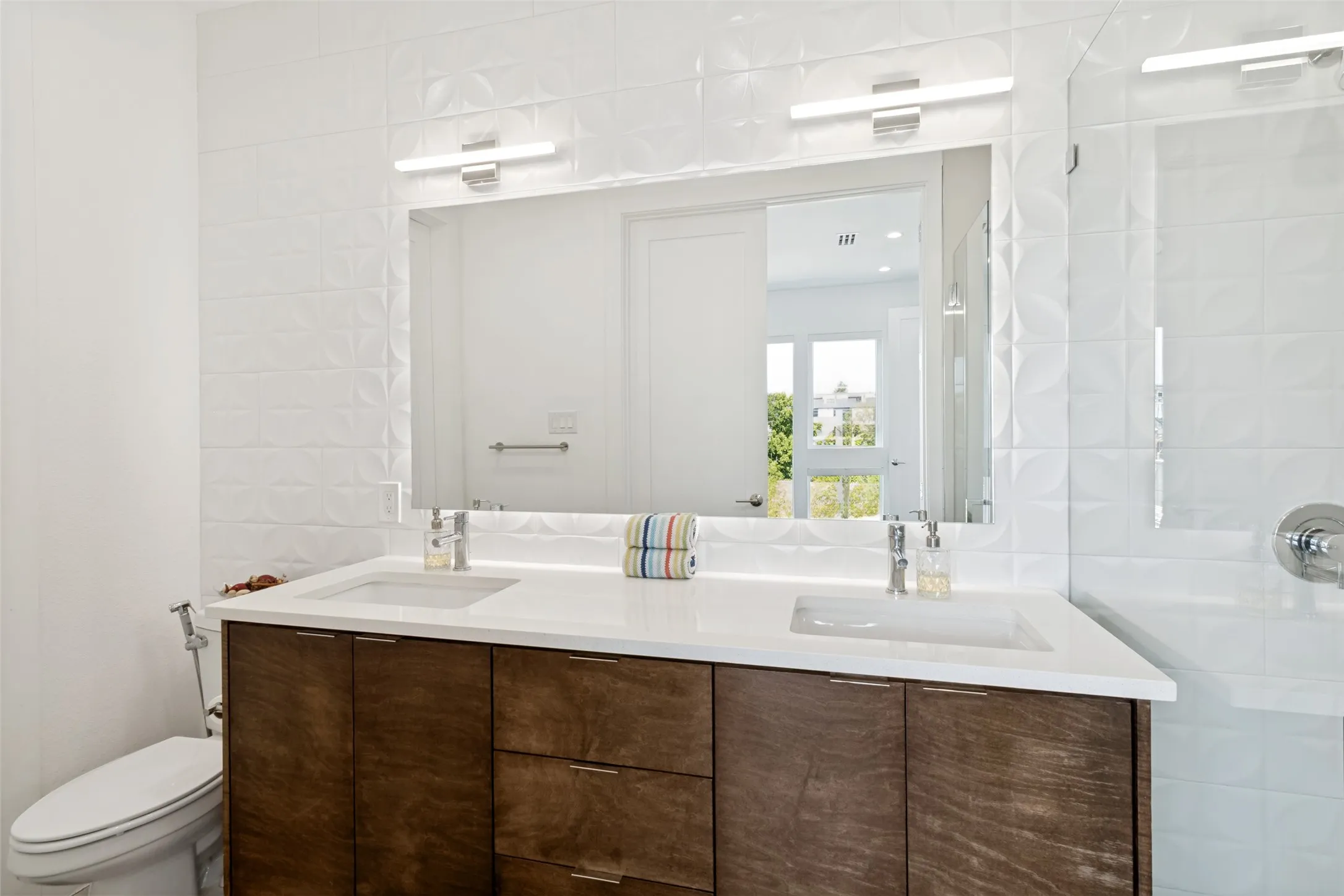 Condominium For Sale in Dallas County , 4811 Manett Street 101, Dallas, Texas 75204, 2 Bedroom, 3 Bathroom, 2 Garage spaces, 1,622 Sqft, built in 2019, mls#21292348, Real Estate Agent in Dallas, Homes For Sale in Dallas county, Homes For Sale in Dallas, Realtor in Dallas Texas, Real Estate Brokerage Independent Realty Texas, Luminita Cordes Realtor