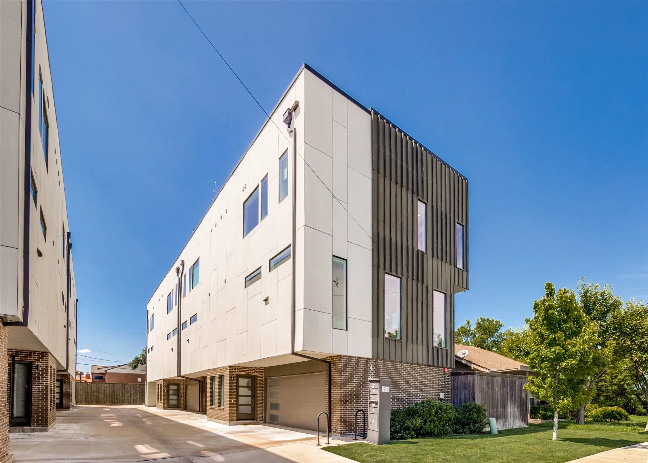 Condominium For Sale in Dallas County , 4811 Manett Street 101, Dallas, Texas 75204, 2 Bedroom, 3 Bathroom, 2 Garage spaces, 1,622 Sqft, built in 2019, mls#21292348, Real Estate Agent in Dallas, Homes For Sale in Dallas county, Homes For Sale in Dallas, Realtor in Dallas Texas, Real Estate Brokerage Independent Realty Texas, Luminita Cordes Realtor