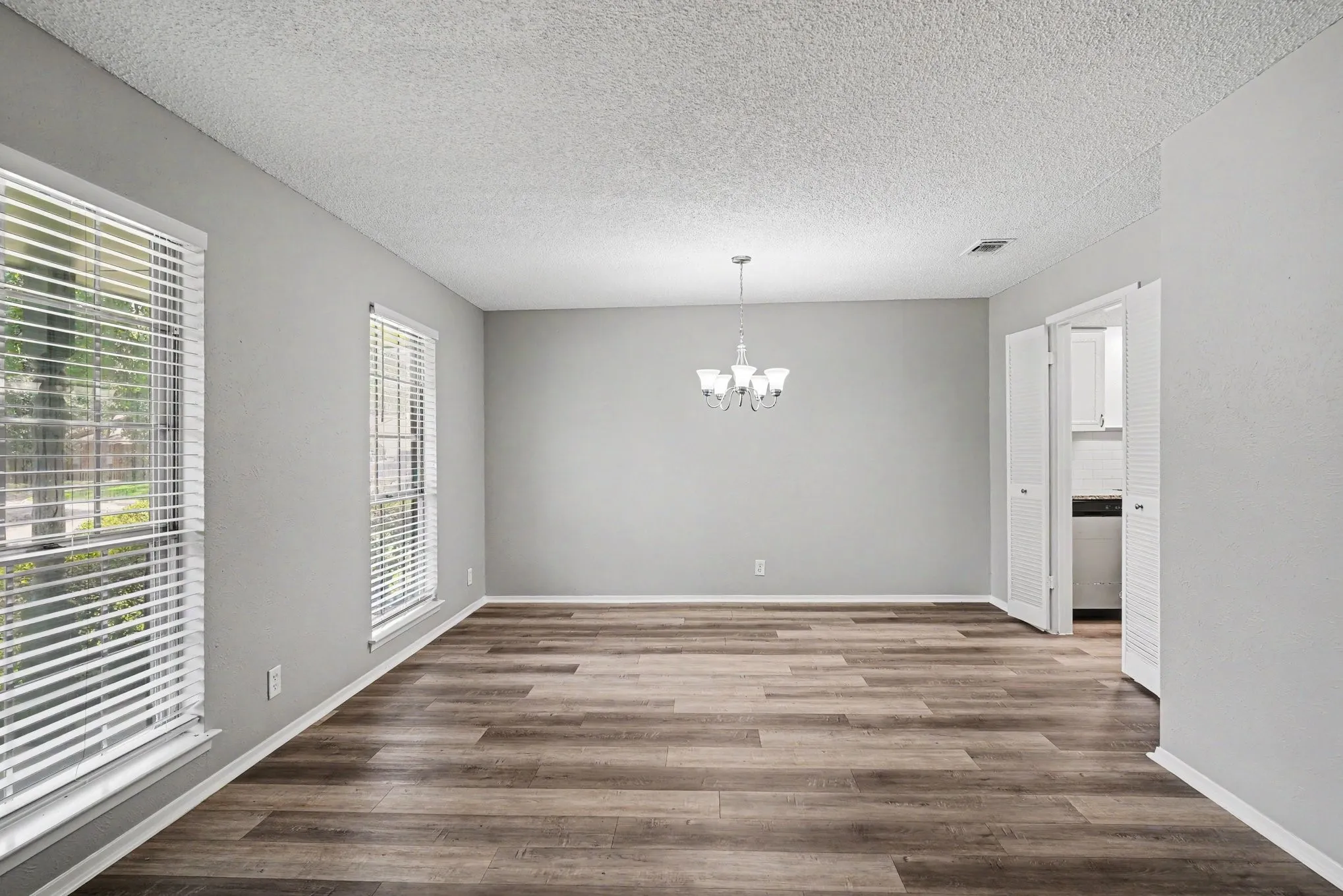 Single Family Residence For Sale in Tarrant County , 2728 Jewell Drive, Arlington, Texas 76016, 3 Bedroom, 2 Bathroom, 2 Garage spaces, 1,537 Sqft, built in 1972, mls#21288315, Real Estate Agent in Arlington, Homes For Sale in Tarrant county, Homes For Sale in Arlington, Realtor in Arlington Texas, Real Estate Brokerage Independent Realty Texas, Luminita Cordes Realtor
