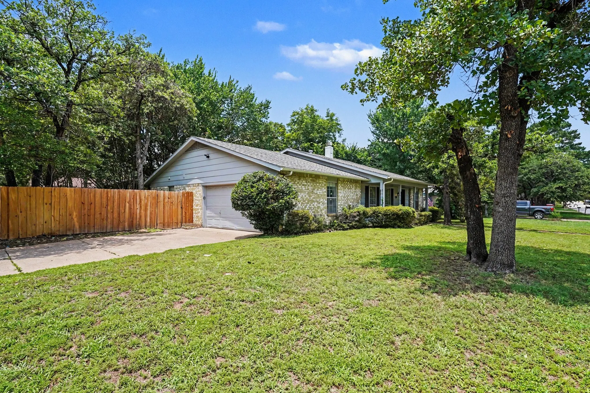 Single Family Residence For Sale in Tarrant County , 2728 Jewell Drive, Arlington, Texas 76016, 3 Bedroom, 2 Bathroom, 2 Garage spaces, 1,537 Sqft, built in 1972, mls#21288315, Real Estate Agent in Arlington, Homes For Sale in Tarrant county, Homes For Sale in Arlington, Realtor in Arlington Texas, Real Estate Brokerage Independent Realty Texas, Luminita Cordes Realtor