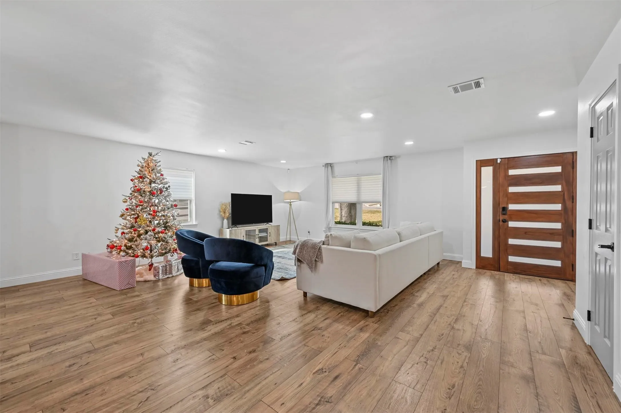 Single Family Residence For Rent in Dallas County , 9806 Parkford Drive, Dallas, Texas 75238, 3 Bedroom, 2 Bathroom, 2 Garage spaces, 1,860 Sqft, built in 1962, mls#21292375, Real Estate Agent in Dallas, Homes For Rent in Dallas county, Homes For Rent in Dallas, Realtor in Dallas Texas, Real Estate Brokerage Independent Realty Texas, Luminita Cordes Realtor