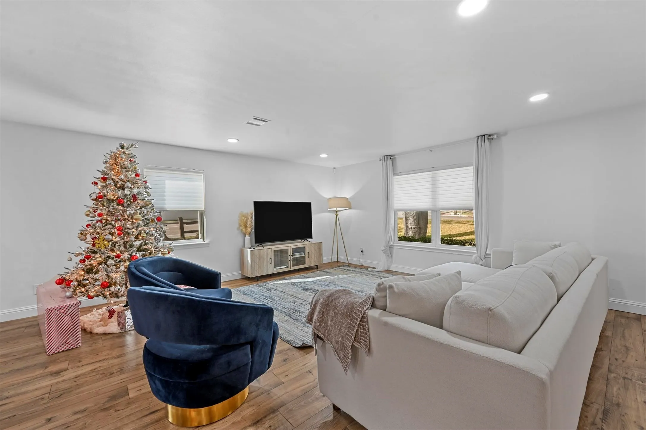 Single Family Residence For Rent in Dallas County , 9806 Parkford Drive, Dallas, Texas 75238, 3 Bedroom, 2 Bathroom, 2 Garage spaces, 1,860 Sqft, built in 1962, mls#21292375, Real Estate Agent in Dallas, Homes For Rent in Dallas county, Homes For Rent in Dallas, Realtor in Dallas Texas, Real Estate Brokerage Independent Realty Texas, Luminita Cordes Realtor
