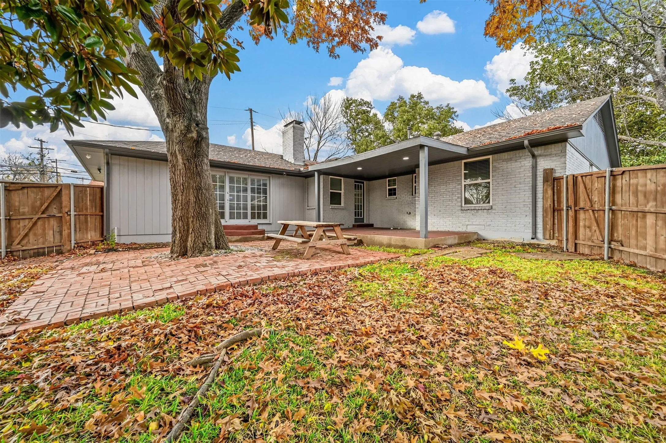 Single Family Residence For Rent in Dallas County , 9806 Parkford Drive, Dallas, Texas 75238, 3 Bedroom, 2 Bathroom, 2 Garage spaces, 1,860 Sqft, built in 1962, mls#21292375, Real Estate Agent in Dallas, Homes For Rent in Dallas county, Homes For Rent in Dallas, Realtor in Dallas Texas, Real Estate Brokerage Independent Realty Texas, Luminita Cordes Realtor