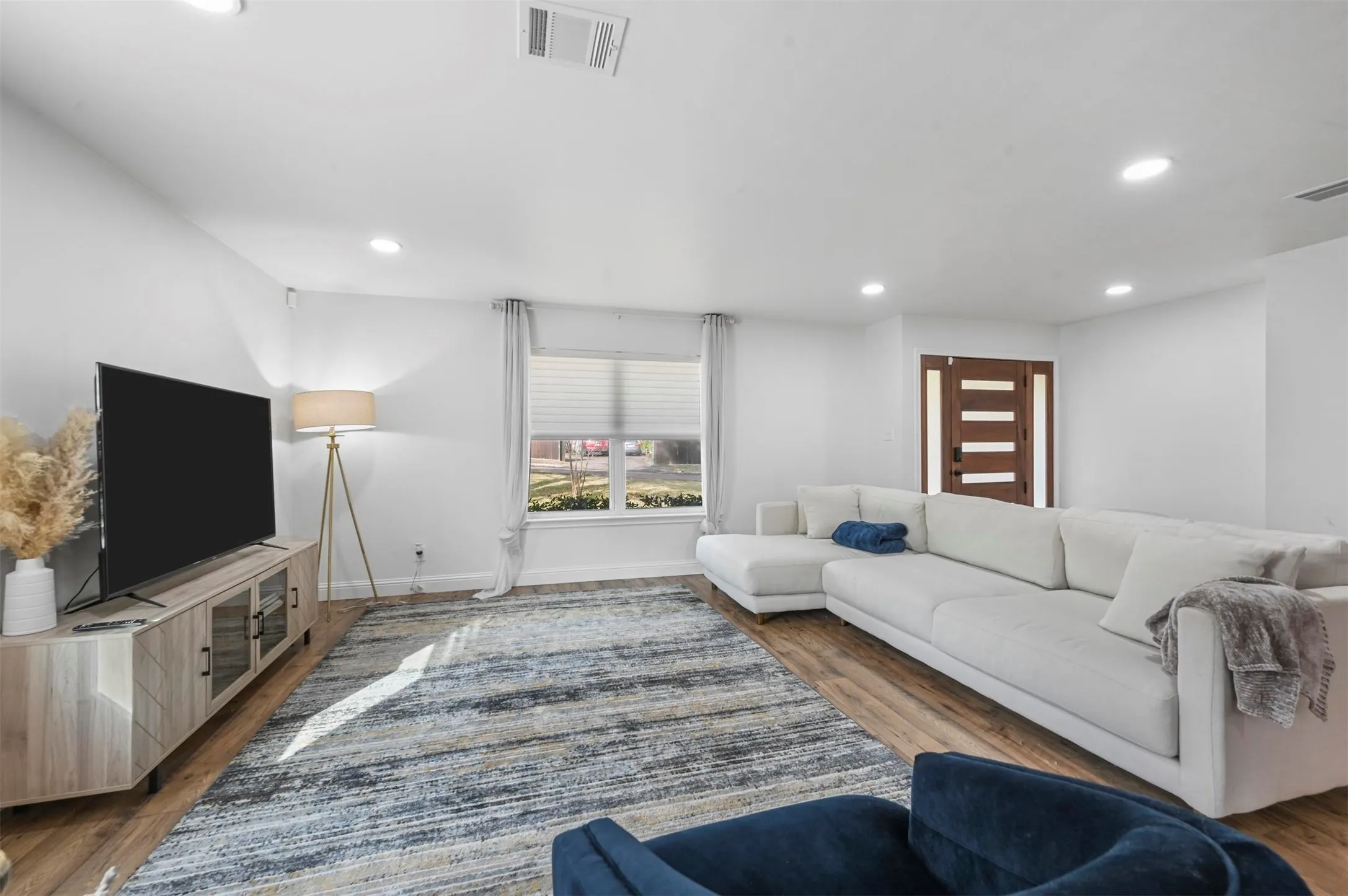 Single Family Residence For Rent in Dallas County , 9806 Parkford Drive, Dallas, Texas 75238, 3 Bedroom, 2 Bathroom, 2 Garage spaces, 1,860 Sqft, built in 1962, mls#21292375, Real Estate Agent in Dallas, Homes For Rent in Dallas county, Homes For Rent in Dallas, Realtor in Dallas Texas, Real Estate Brokerage Independent Realty Texas, Luminita Cordes Realtor