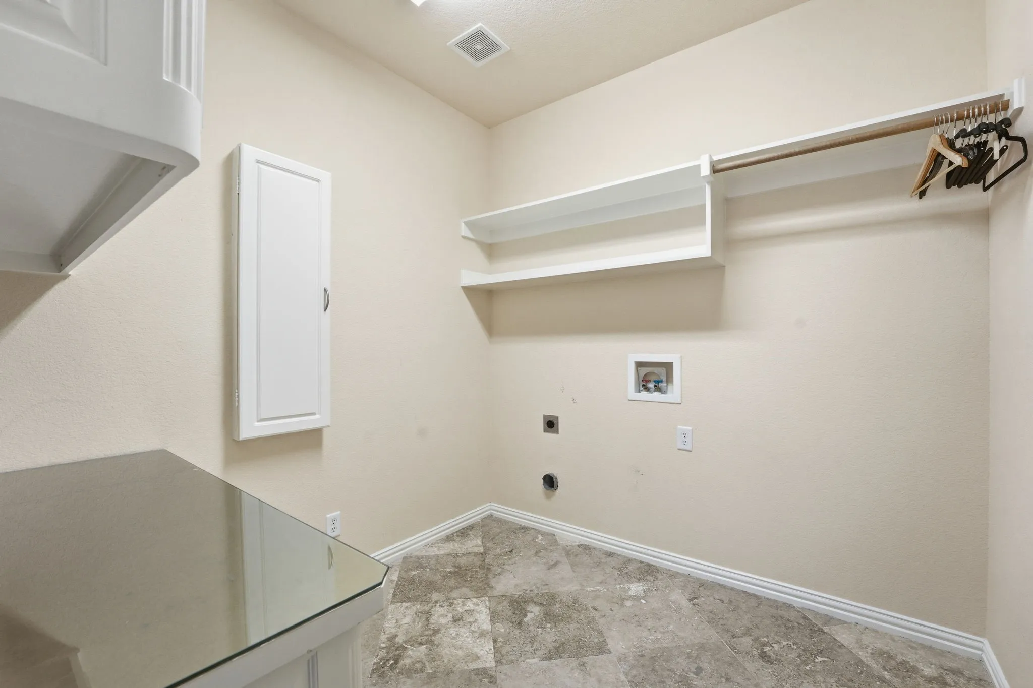 Single Family Residence For Sale in Tarrant County , 5504 Plata Lane, Benbrook, Texas 76126, 2 Bedroom, 2 Bathroom, 2 Garage spaces, 1,893 Sqft, built in 2005, mls#21291184, Real Estate Agent in Benbrook, Homes For Sale in Tarrant county, Homes For Sale in Benbrook, Realtor in Benbrook Texas, Real Estate Brokerage Independent Realty Texas, Luminita Cordes Realtor