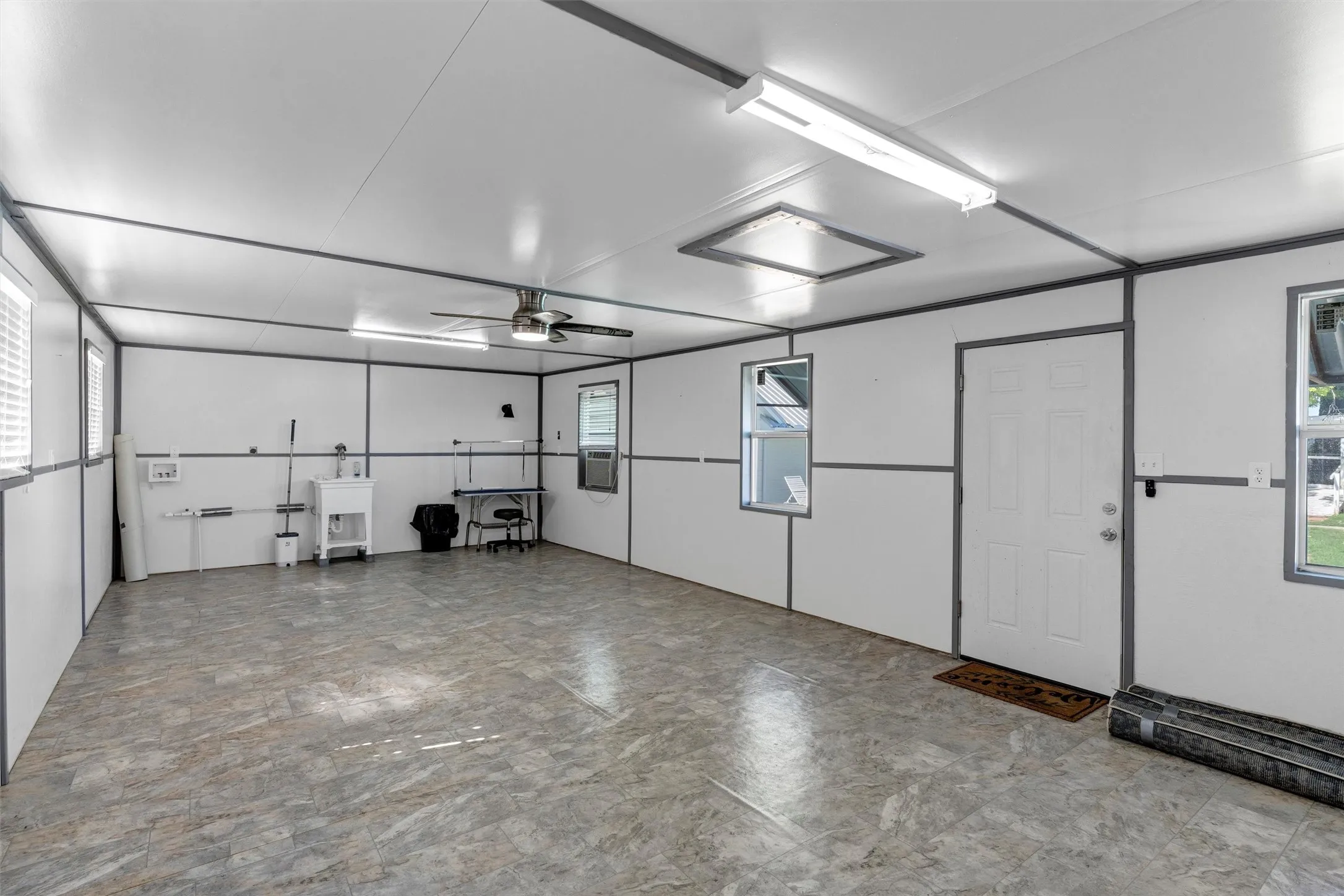 Single Family Residence For Sale in Hood County , 13122 Lipan Highway, Lipan, Texas 76462, 3 Bedroom, 2 Bathroom, 2 Garage spaces, 2,351 Sqft, built in 1991, mls#21290478, Real Estate Agent in Lipan, Homes For Sale in Hood county, Homes For Sale in Lipan, Realtor in Lipan Texas, Real Estate Brokerage Independent Realty Texas, Luminita Cordes Realtor