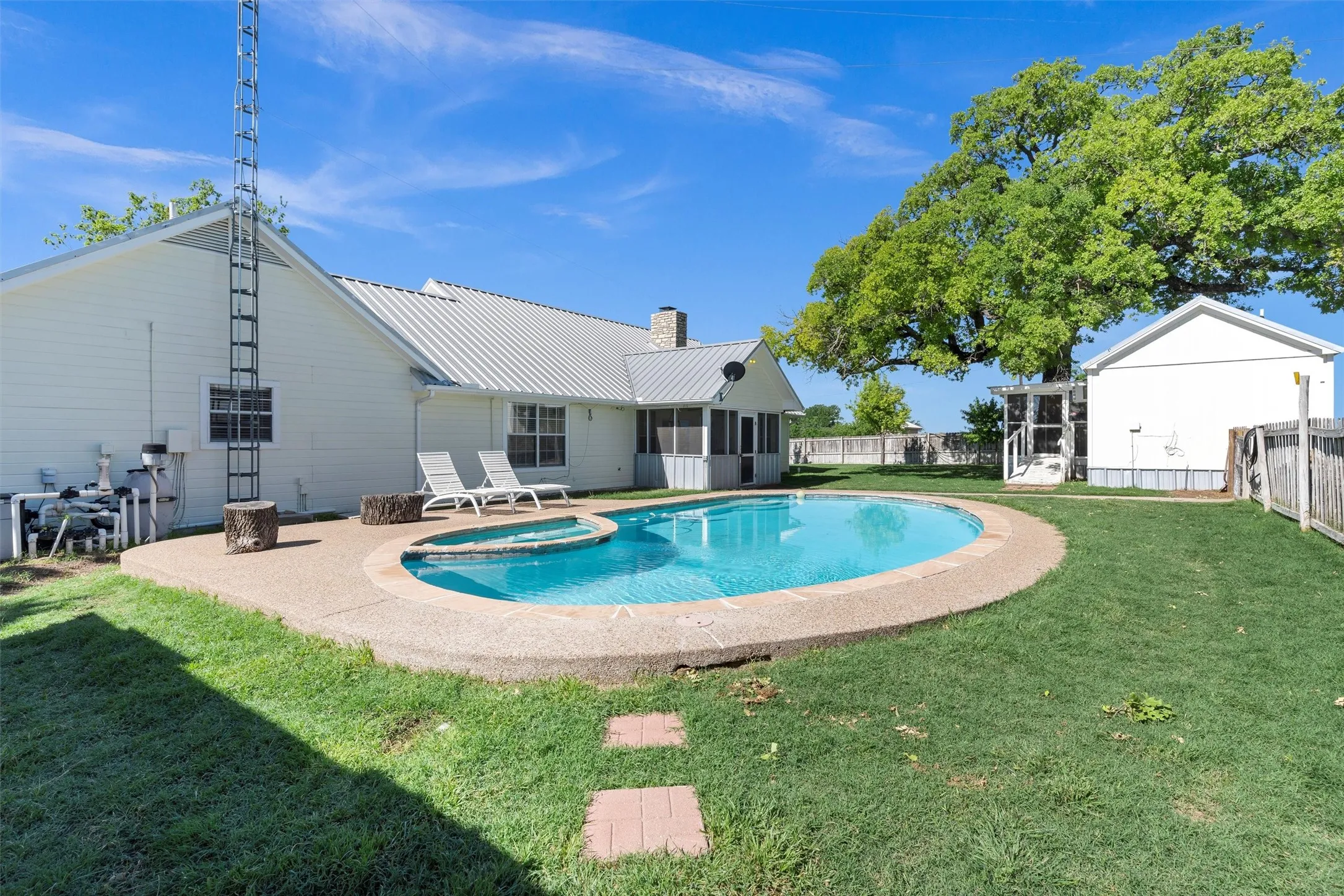 Single Family Residence For Sale in Hood County , 13122 Lipan Highway, Lipan, Texas 76462, 3 Bedroom, 2 Bathroom, 2 Garage spaces, 2,351 Sqft, built in 1991, mls#21290478, Real Estate Agent in Lipan, Homes For Sale in Hood county, Homes For Sale in Lipan, Realtor in Lipan Texas, Real Estate Brokerage Independent Realty Texas, Luminita Cordes Realtor