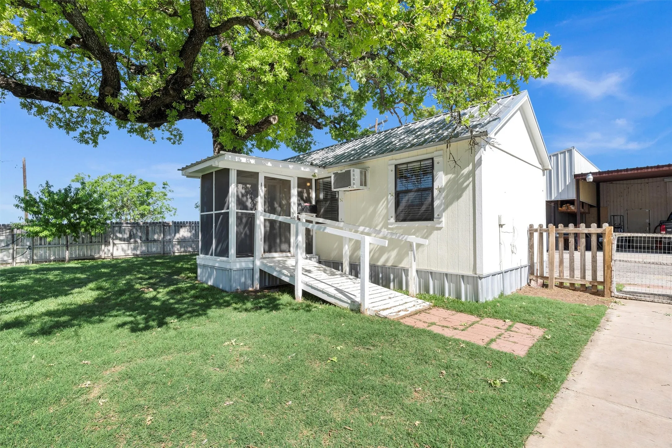 Single Family Residence For Sale in Hood County , 13122 Lipan Highway, Lipan, Texas 76462, 3 Bedroom, 2 Bathroom, 2 Garage spaces, 2,351 Sqft, built in 1991, mls#21290478, Real Estate Agent in Lipan, Homes For Sale in Hood county, Homes For Sale in Lipan, Realtor in Lipan Texas, Real Estate Brokerage Independent Realty Texas, Luminita Cordes Realtor