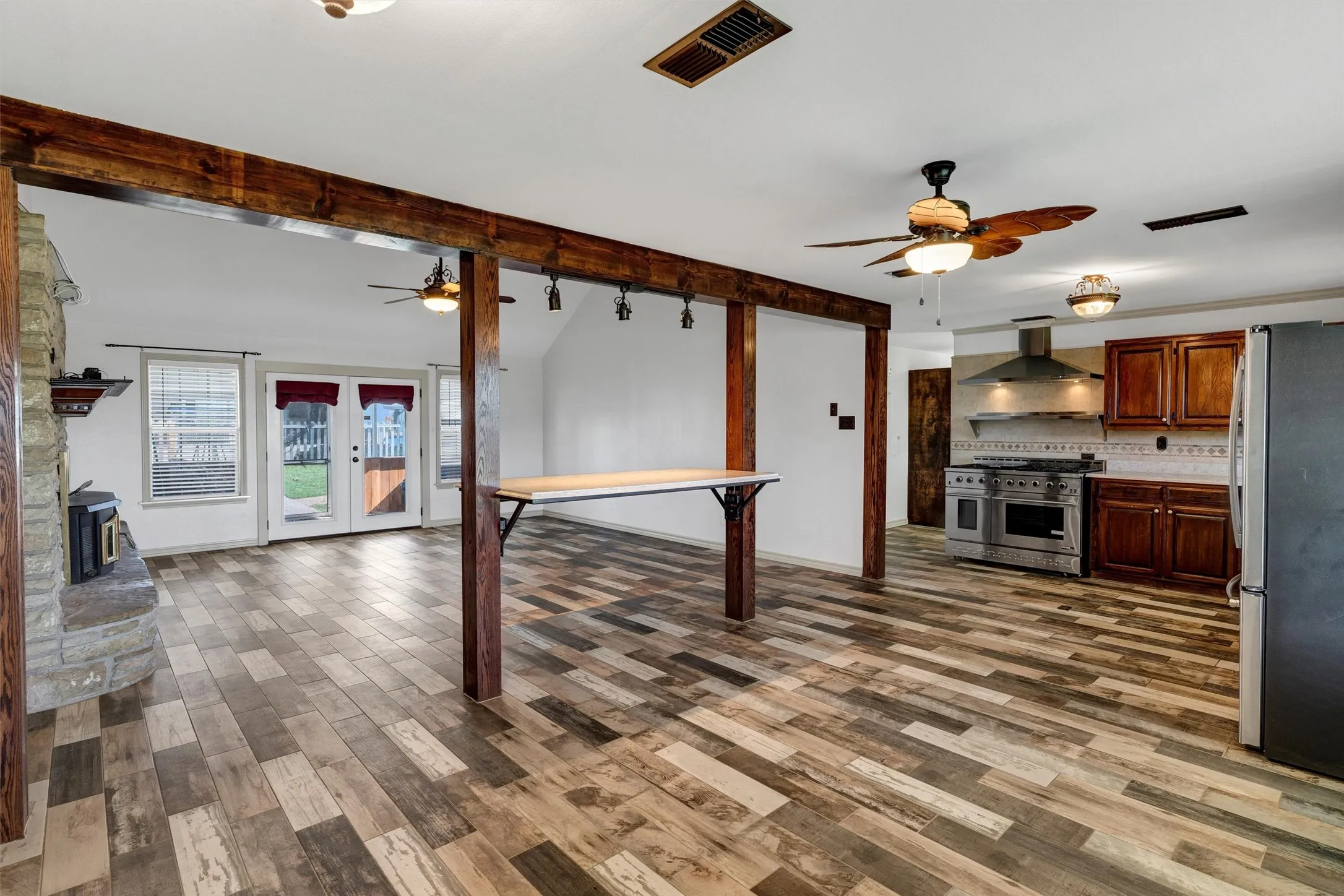 Single Family Residence For Sale in Hood County , 13122 Lipan Highway, Lipan, Texas 76462, 3 Bedroom, 2 Bathroom, 2 Garage spaces, 2,351 Sqft, built in 1991, mls#21290478, Real Estate Agent in Lipan, Homes For Sale in Hood county, Homes For Sale in Lipan, Realtor in Lipan Texas, Real Estate Brokerage Independent Realty Texas, Luminita Cordes Realtor