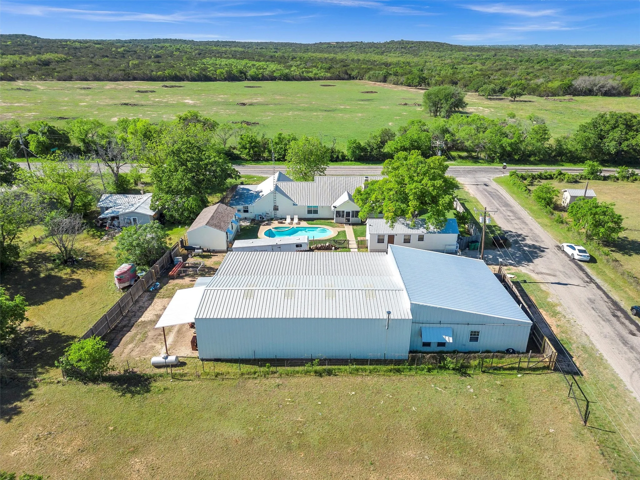 Single Family Residence For Sale in Hood County , 13122 Lipan Highway, Lipan, Texas 76462, 3 Bedroom, 2 Bathroom, 2 Garage spaces, 2,351 Sqft, built in 1991, mls#21290478, Real Estate Agent in Lipan, Homes For Sale in Hood county, Homes For Sale in Lipan, Realtor in Lipan Texas, Real Estate Brokerage Independent Realty Texas, Luminita Cordes Realtor