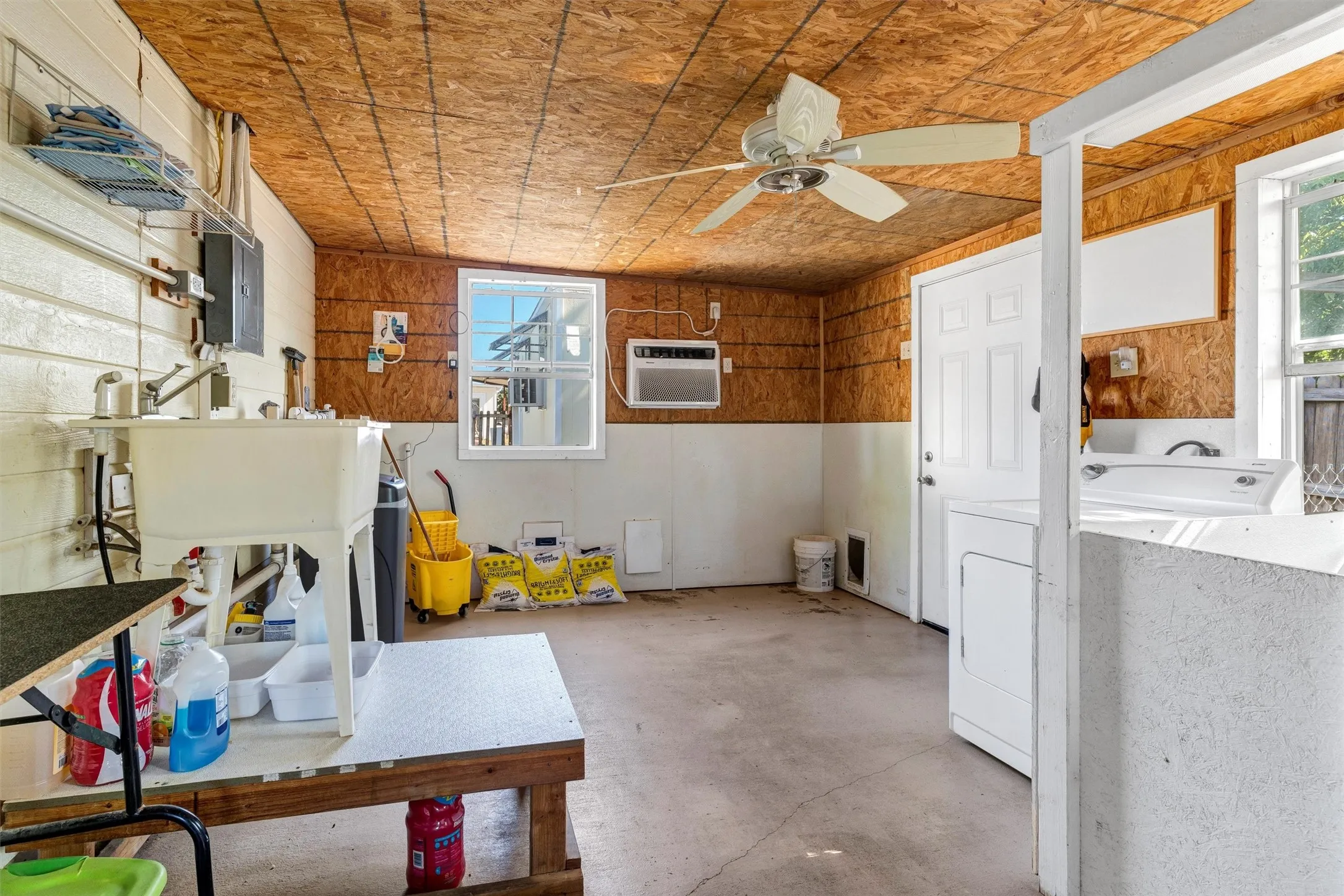 Single Family Residence For Sale in Hood County , 13122 Lipan Highway, Lipan, Texas 76462, 3 Bedroom, 2 Bathroom, 2 Garage spaces, 2,351 Sqft, built in 1991, mls#21290478, Real Estate Agent in Lipan, Homes For Sale in Hood county, Homes For Sale in Lipan, Realtor in Lipan Texas, Real Estate Brokerage Independent Realty Texas, Luminita Cordes Realtor