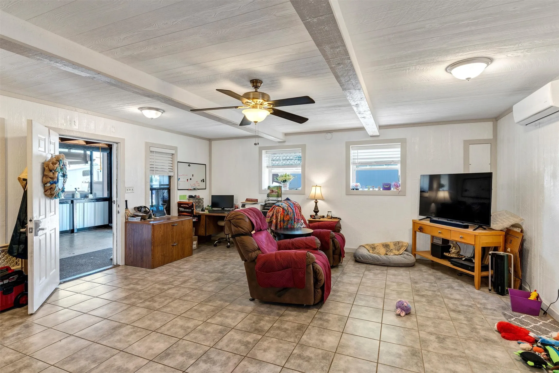Single Family Residence For Sale in Hood County , 13122 Lipan Highway, Lipan, Texas 76462, 3 Bedroom, 2 Bathroom, 2 Garage spaces, 2,351 Sqft, built in 1991, mls#21290478, Real Estate Agent in Lipan, Homes For Sale in Hood county, Homes For Sale in Lipan, Realtor in Lipan Texas, Real Estate Brokerage Independent Realty Texas, Luminita Cordes Realtor