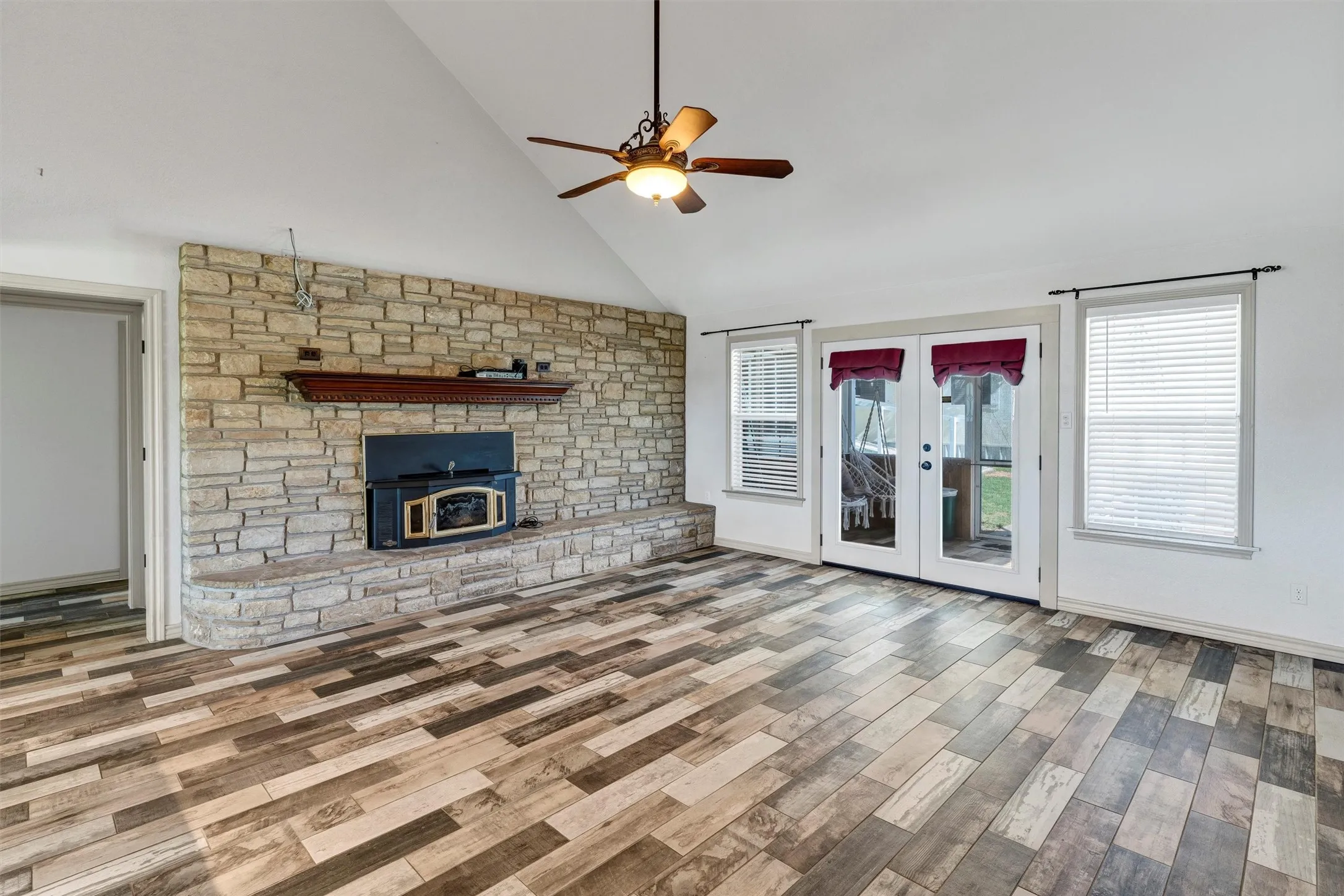 Single Family Residence For Sale in Hood County , 13122 Lipan Highway, Lipan, Texas 76462, 3 Bedroom, 2 Bathroom, 2 Garage spaces, 2,351 Sqft, built in 1991, mls#21290478, Real Estate Agent in Lipan, Homes For Sale in Hood county, Homes For Sale in Lipan, Realtor in Lipan Texas, Real Estate Brokerage Independent Realty Texas, Luminita Cordes Realtor